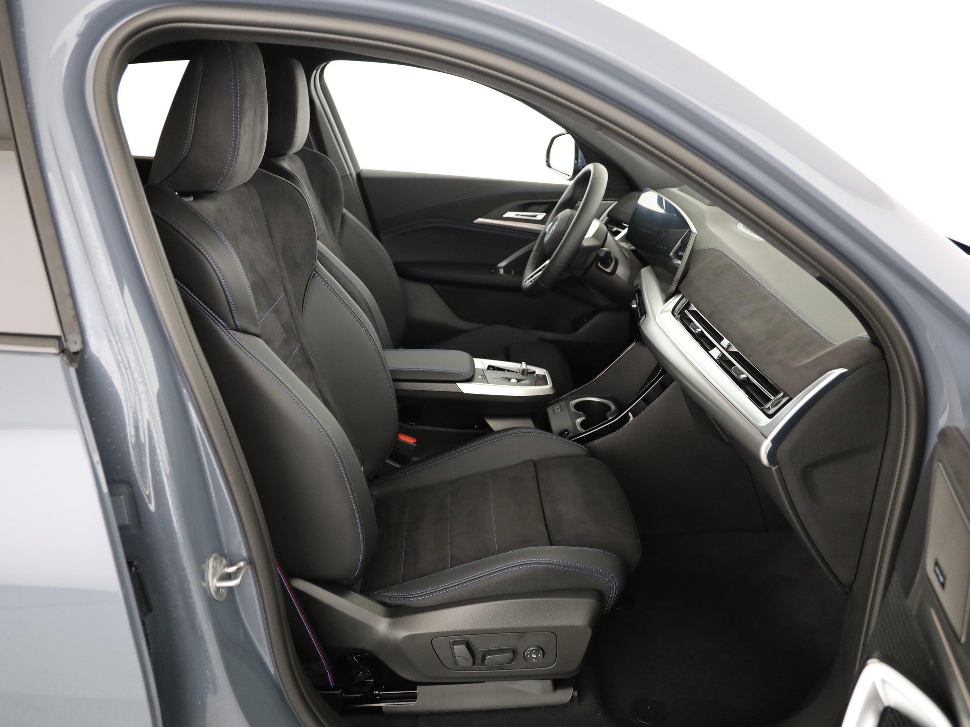 BMW iX2 30 xDrive-image-14