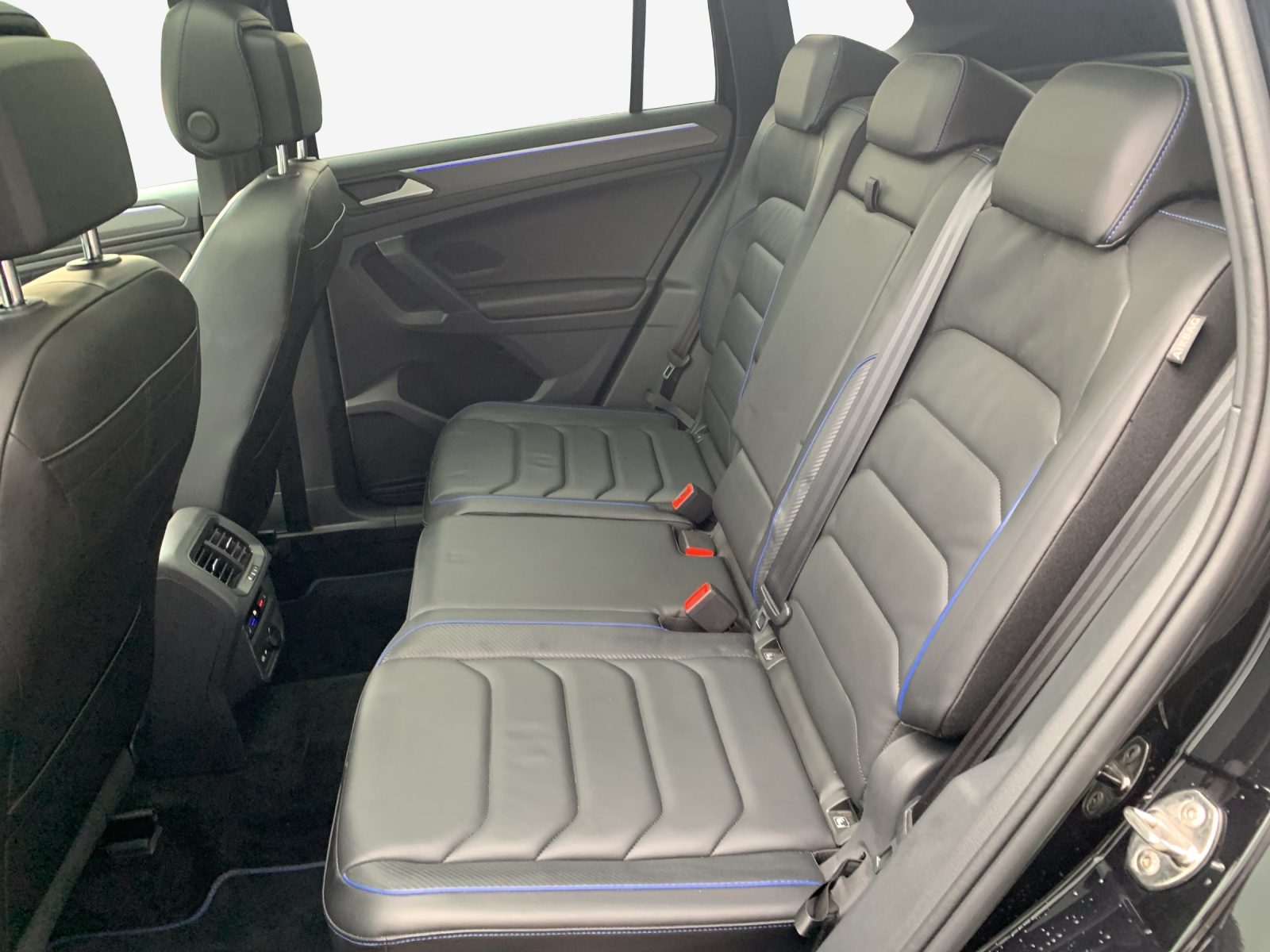 VW Tiguan 2.0TSI R 4Motion DSG-image-11