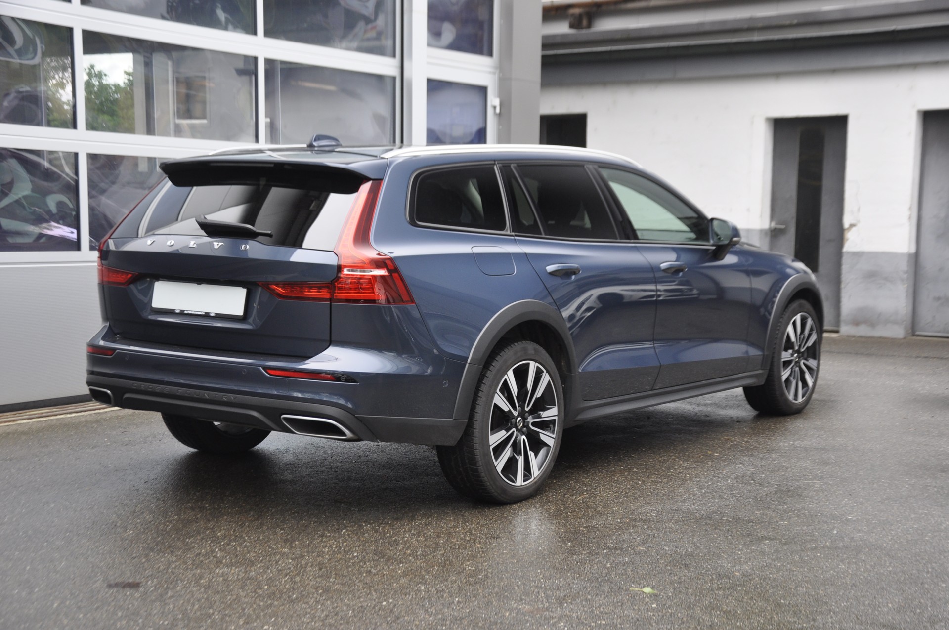 VOLVO V60 Cross Country B5 Benzin Mild Hybrid AWD Geartronic I Anhängerkupplung-image-2