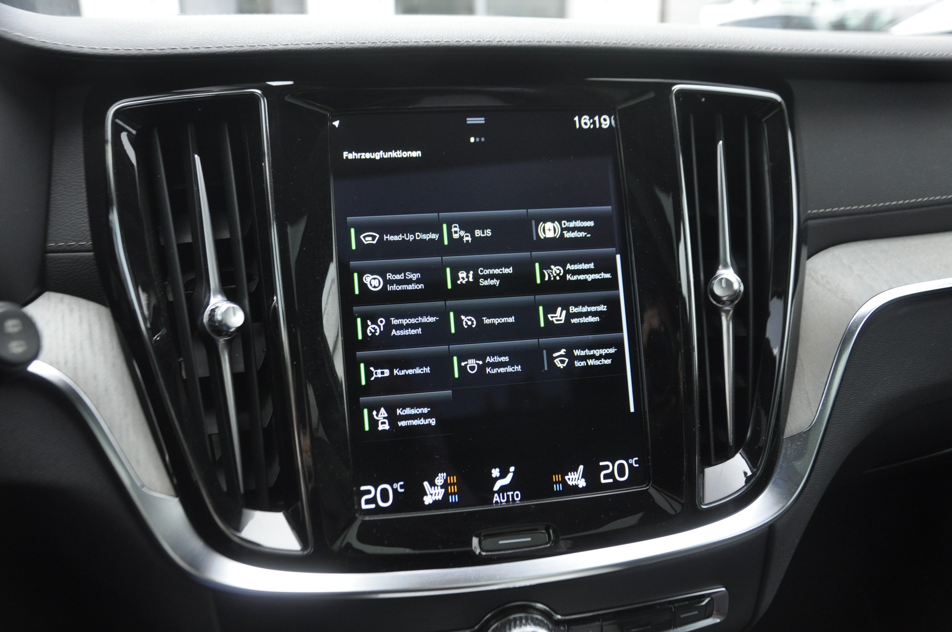 VOLVO V60 Cross Country B5 Benzin Mild Hybrid AWD Geartronic I Anhängerkupplung-image-13