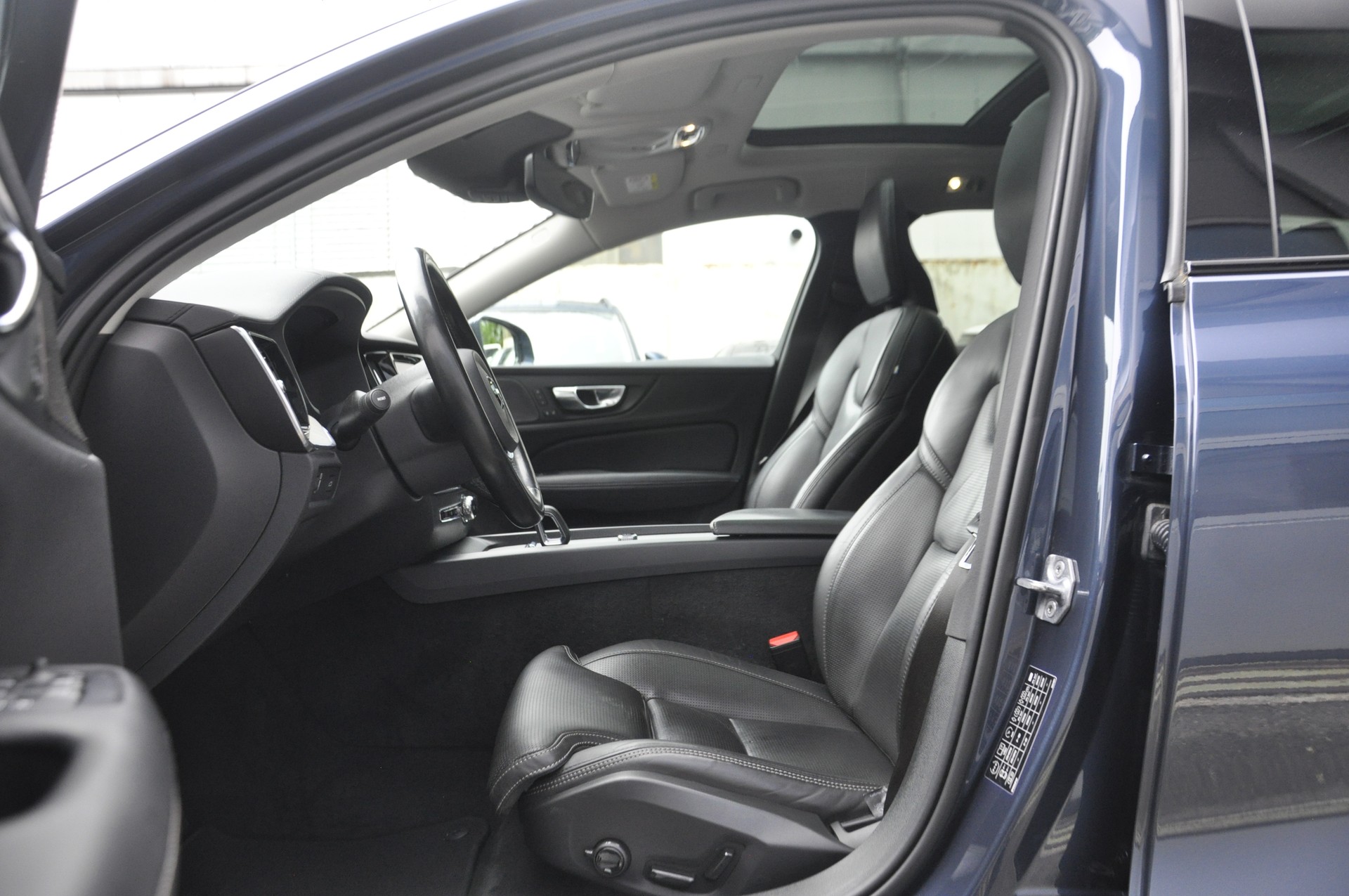 VOLVO V60 Cross Country B5 Benzin Mild Hybrid AWD Geartronic I Anhängerkupplung-image-5