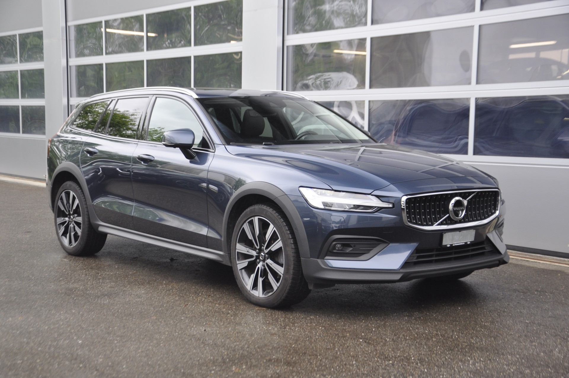 VOLVO V60 Cross Country B5 Benzin Mild Hybrid AWD Geartronic I Anhängerkupplung-image-0