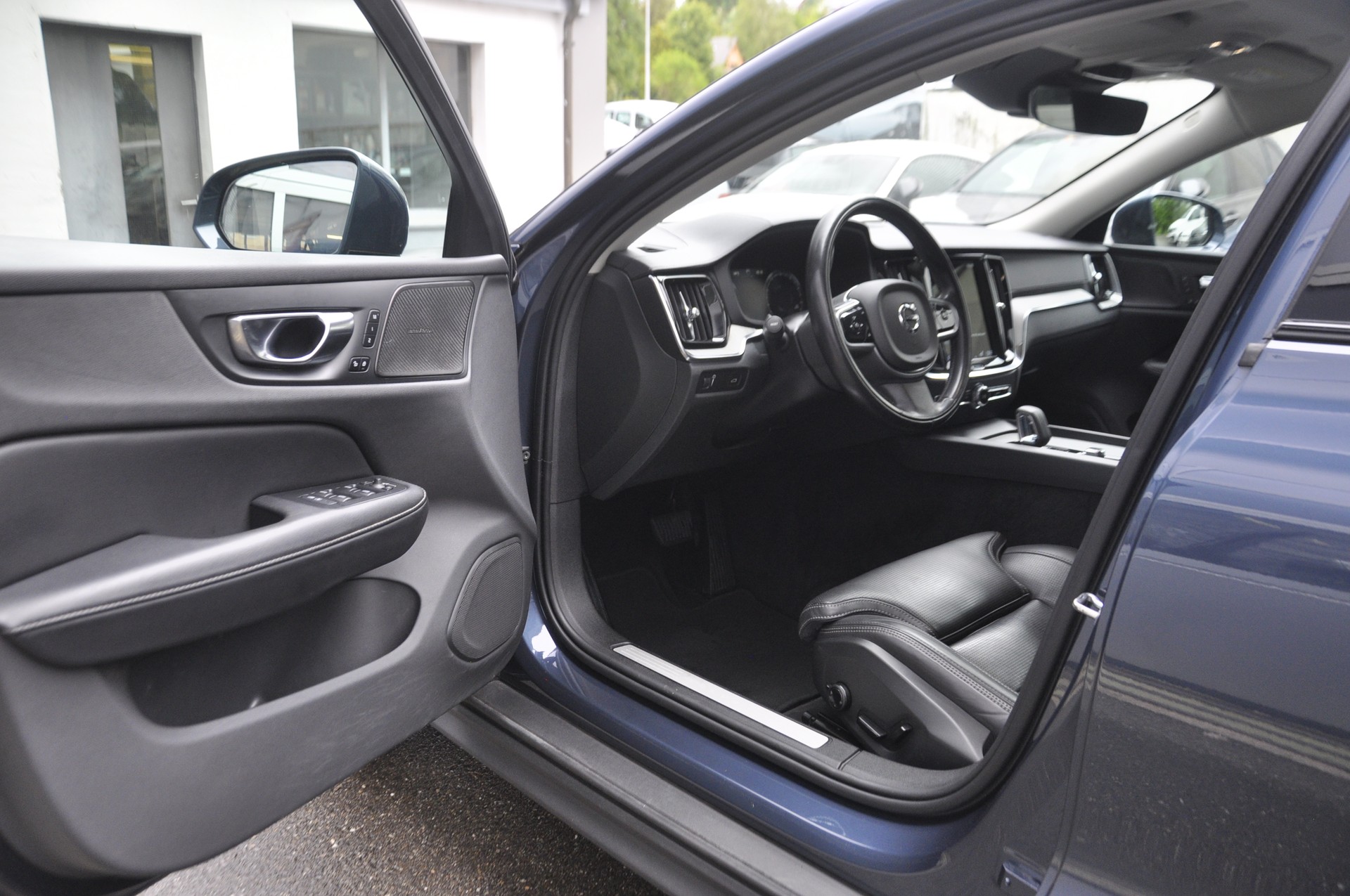 VOLVO V60 Cross Country B5 Benzin Mild Hybrid AWD Geartronic I Anhängerkupplung-image-3