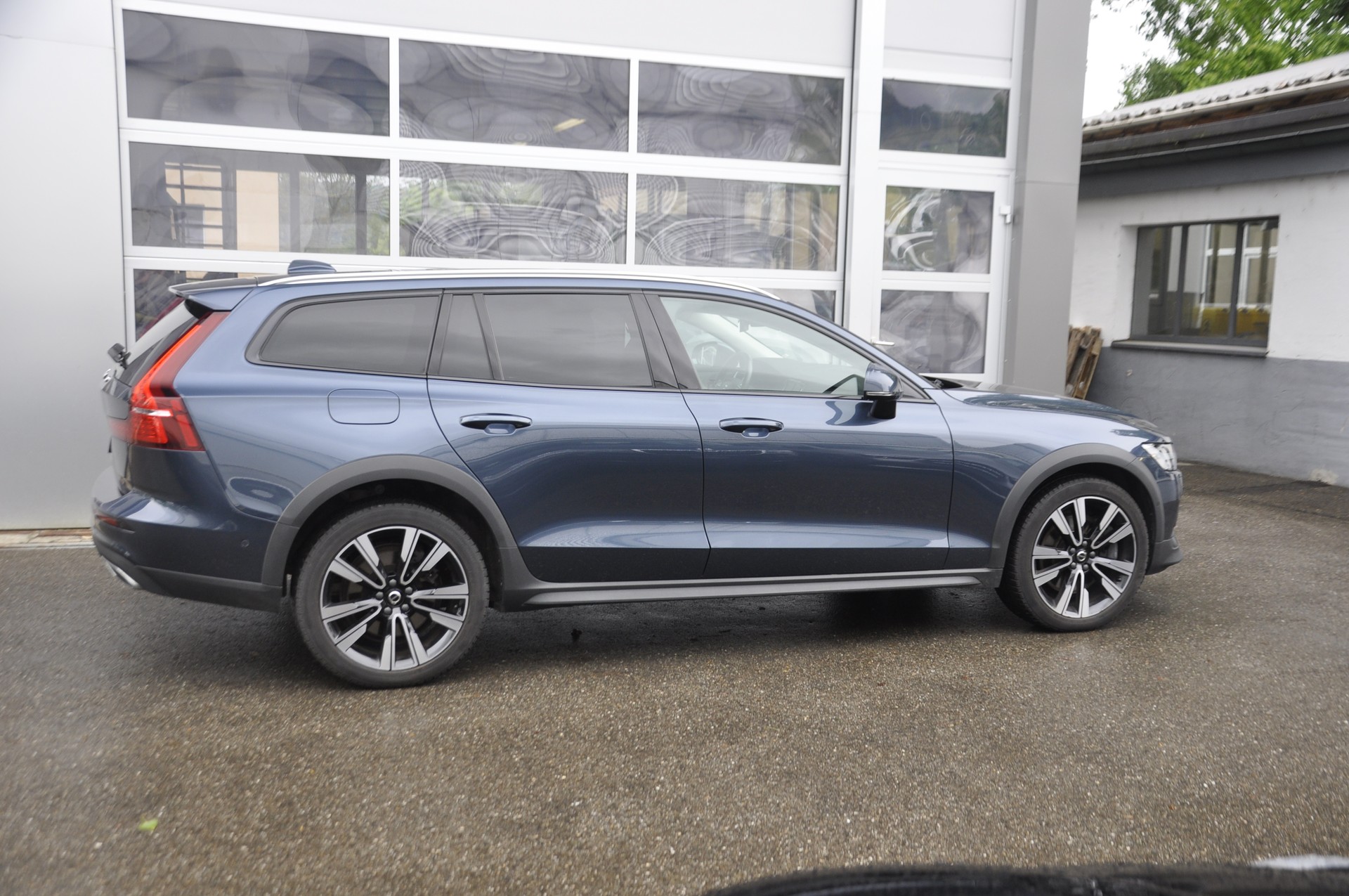 VOLVO V60 Cross Country B5 Benzin Mild Hybrid AWD Geartronic I Anhängerkupplung-image-1