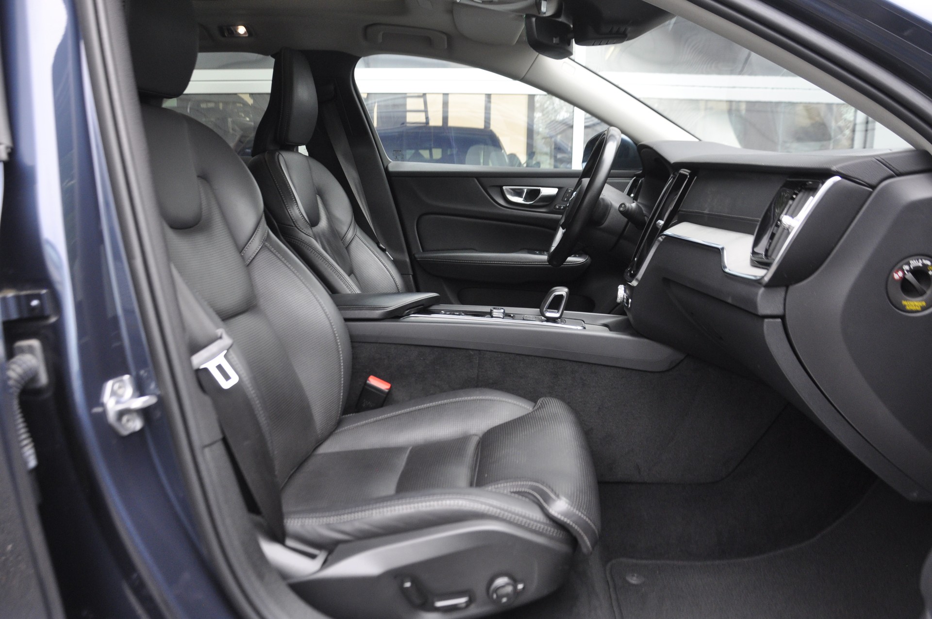 VOLVO V60 Cross Country B5 Benzin Mild Hybrid AWD Geartronic I Anhängerkupplung-image-6