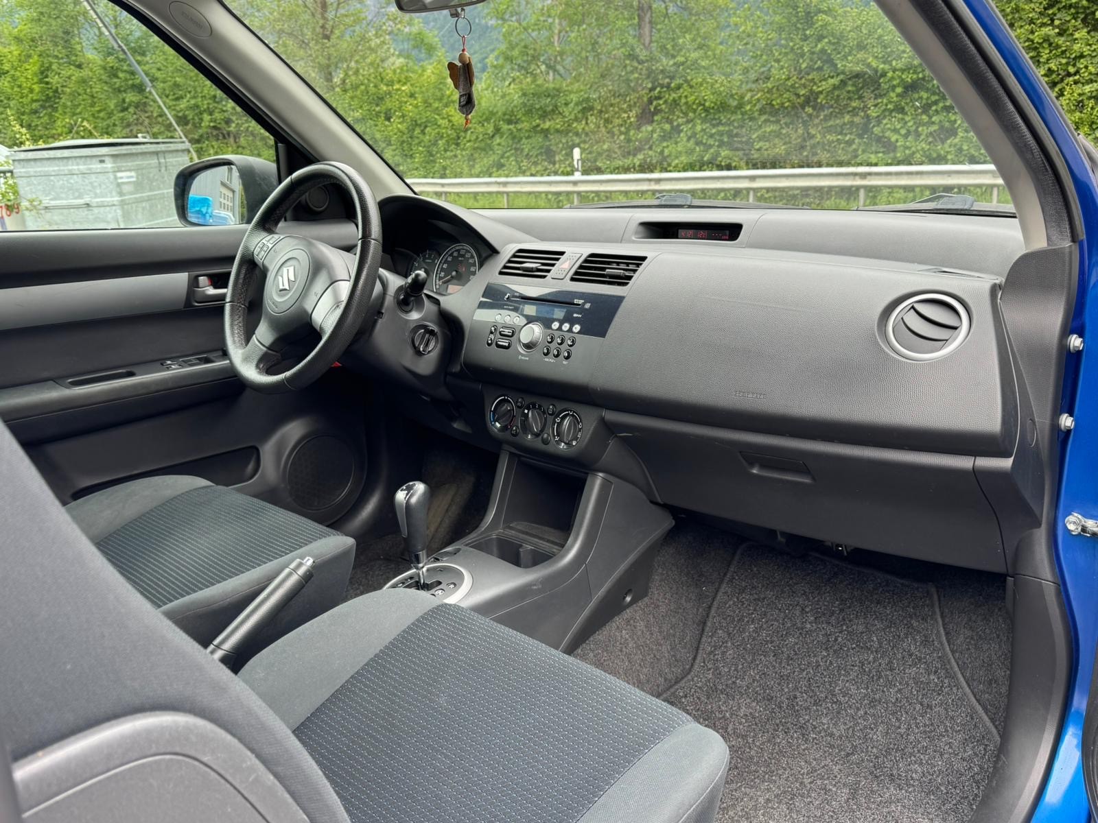 SUZUKI Swift 1.3i 16V GL-image-8