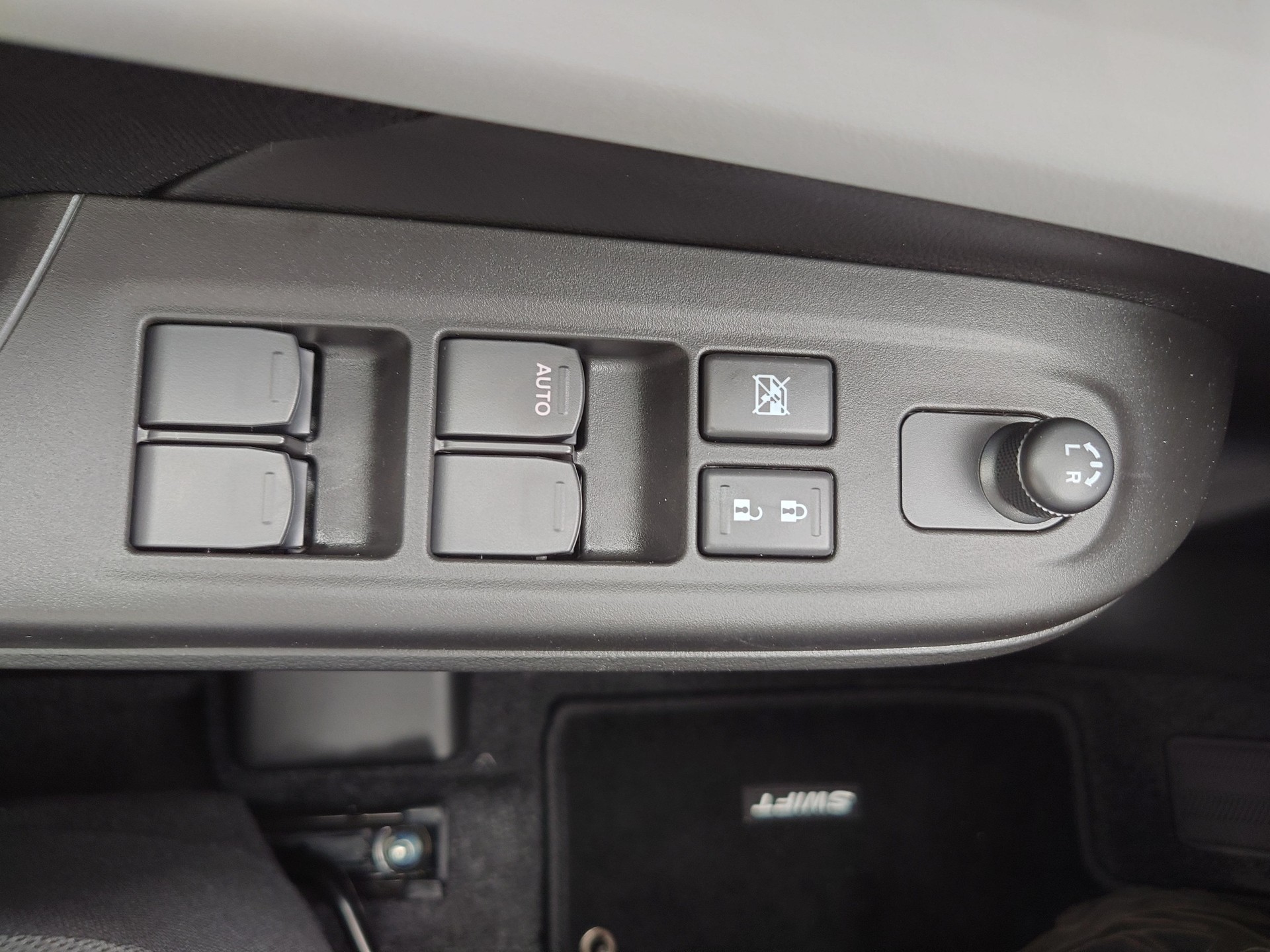 SUZUKI Swift 1.2 Sakura Hybrid 4x4-image-10