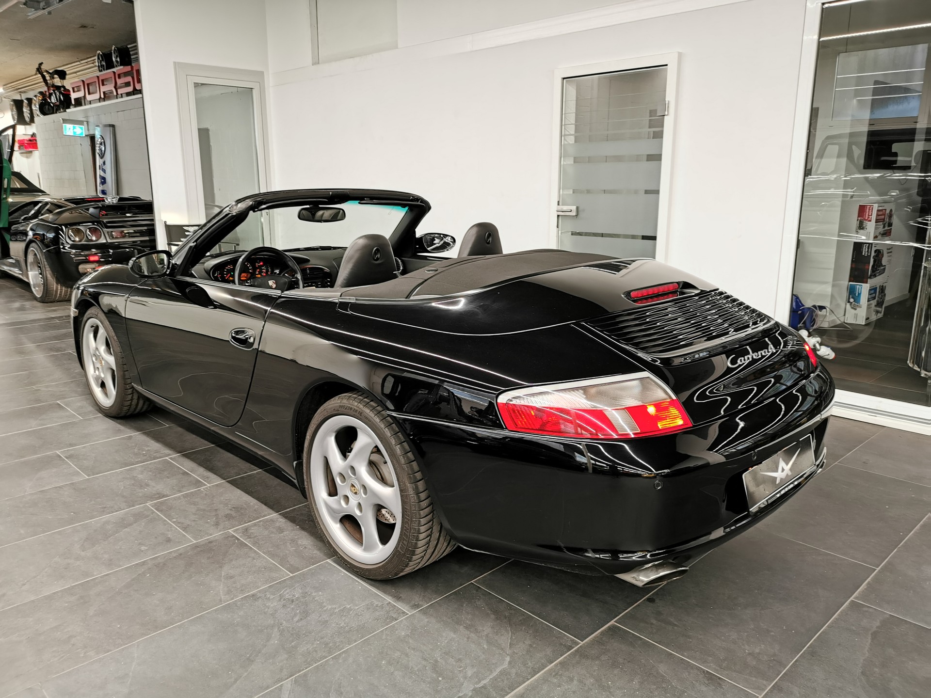 PORSCHE 911 Carrera 4 Cabrio 996 320 PS KLASSIKER FACELIFT ALL BLACK EXKLUSIVE AUTO CH-AUTO, AUSTAUSCHMOTOR PORSCHE LEDER-image-2