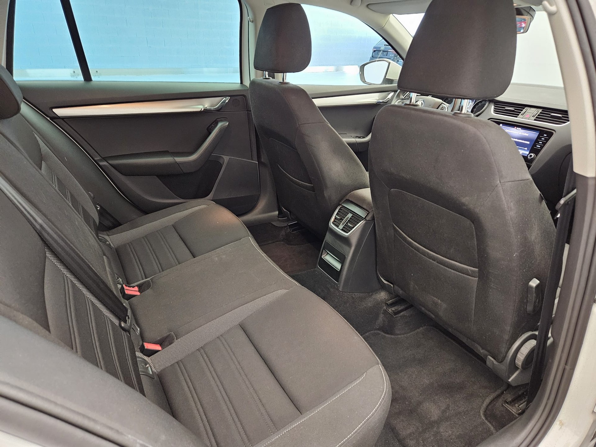 SKODA Octavia Combi 2.0 TDI Ambition DSG-image-13
