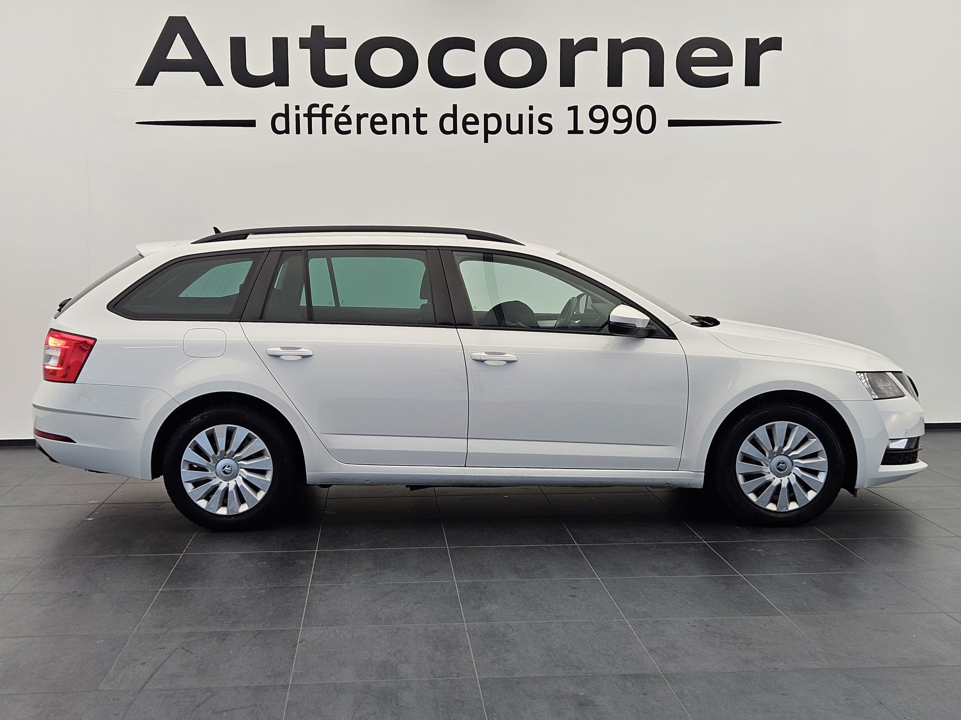 SKODA Octavia Combi 2.0 TDI Ambition DSG-image-5
