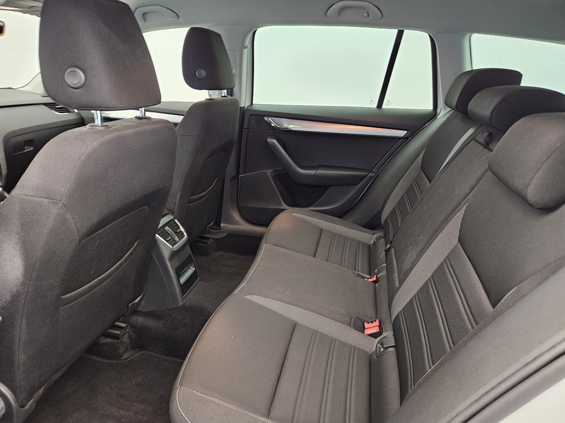 SKODA Octavia Combi 2.0 TDI Ambition DSG-image-12