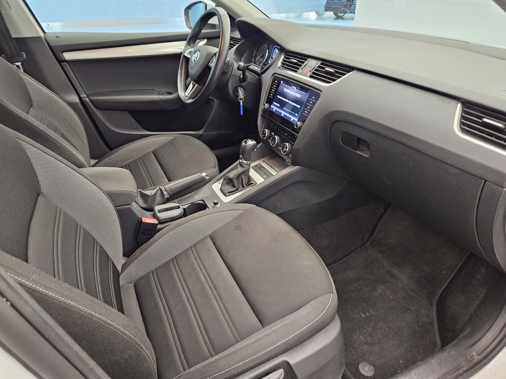SKODA Octavia Combi 2.0 TDI Ambition DSG-image-11