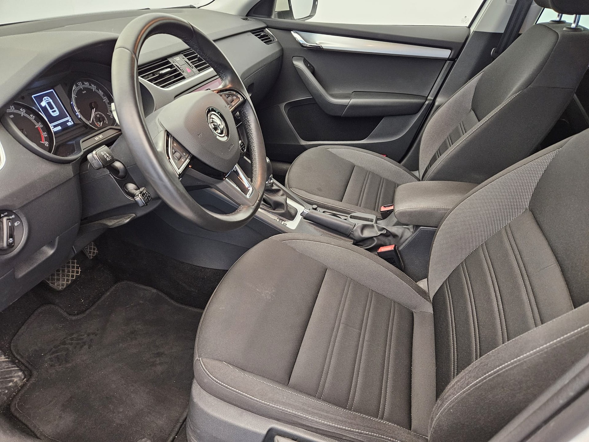 SKODA Octavia Combi 2.0 TDI Ambition DSG-image-10