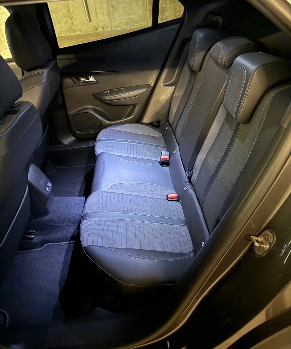 PEUGEOT 2008 1.2 PureTech GT Pack EAT8-image-11