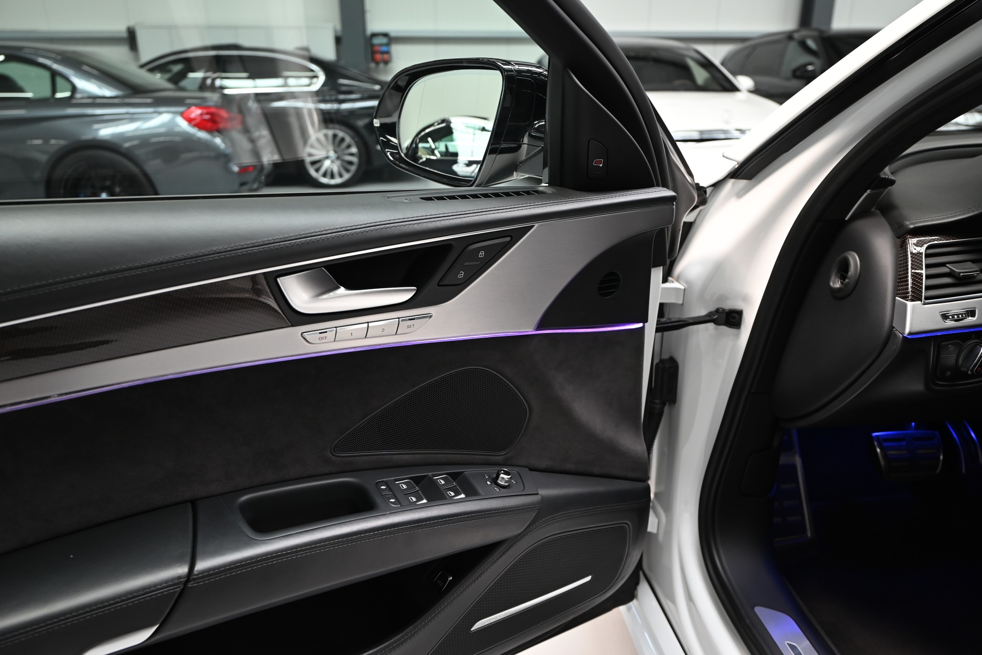 AUDI S8 4.0 TFSI V8 plus quattro tiptronic-image-22
