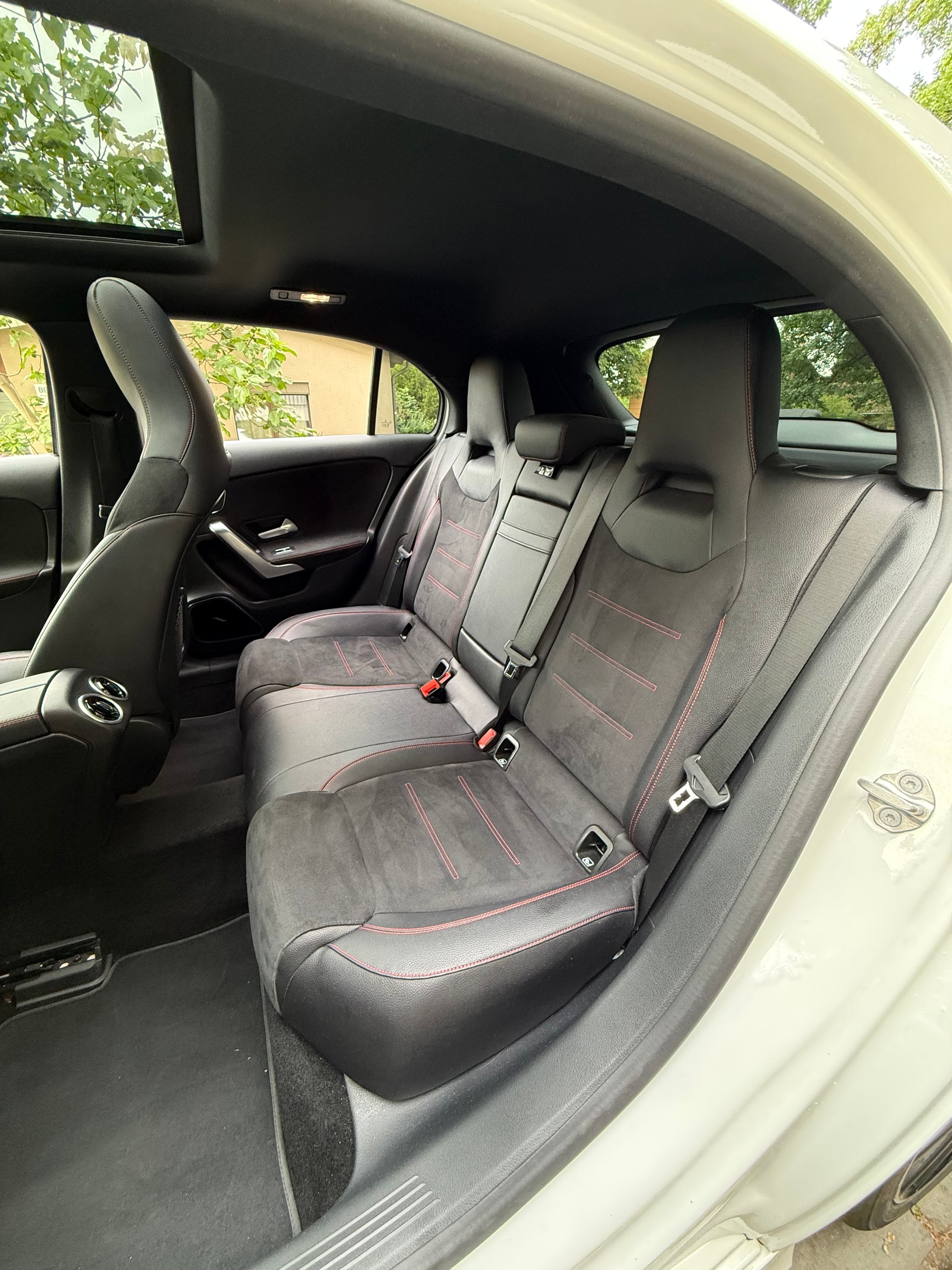MERCEDES-BENZ A 220 AMG Line 4m-image-16
