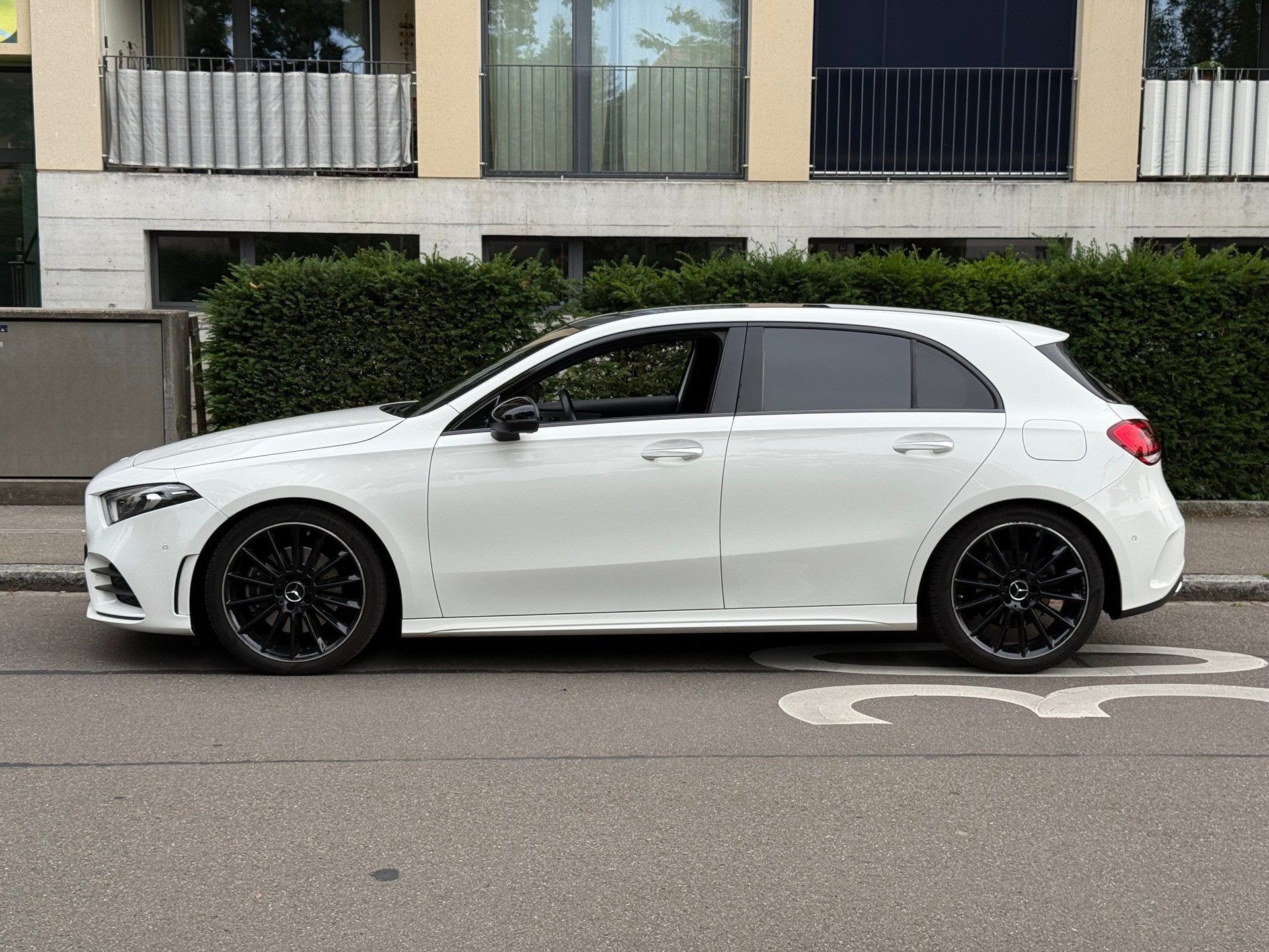 MERCEDES-BENZ A 220 AMG Line 4m-image-2