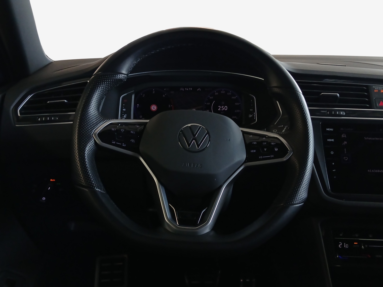VW Tiguan 2.0 TDI SCR R-Line 4Motion DSG-image-9