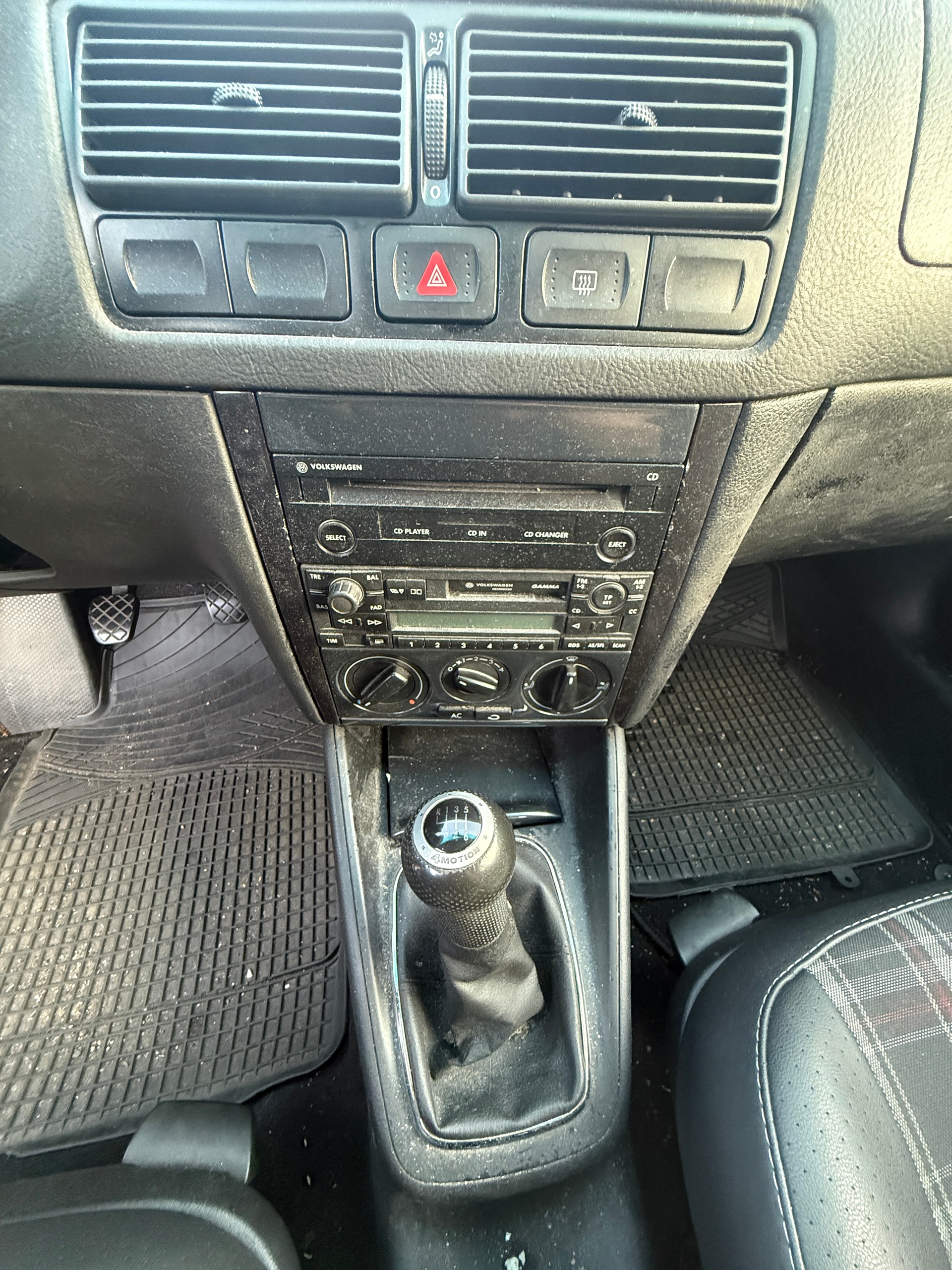 VW Golf Variant 1.9 TDI PD Ocean 4Motion-image-11
