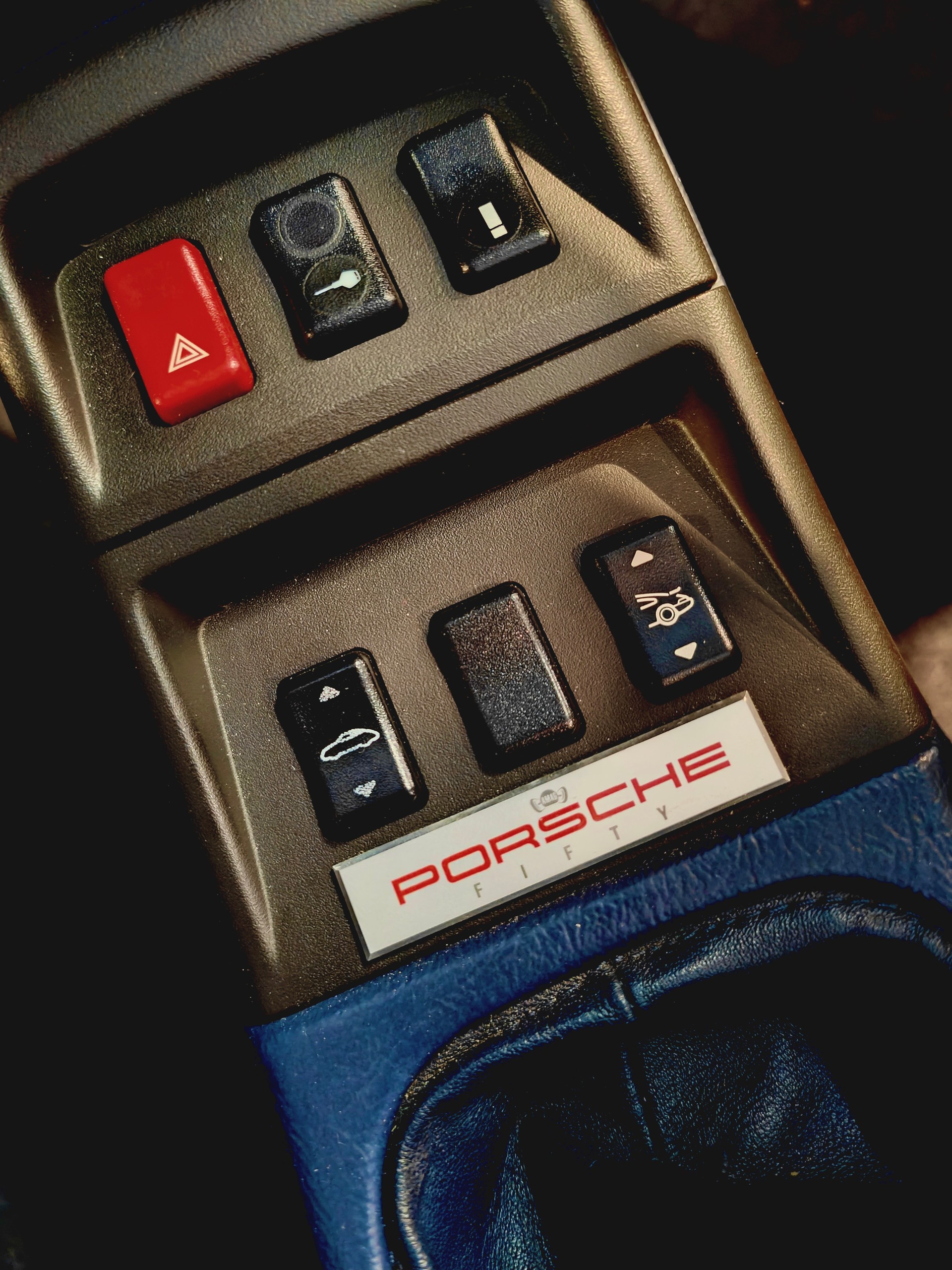 PORSCHE 911 Carrera 4 993 CabrioFifty Midnight Blue-image-13