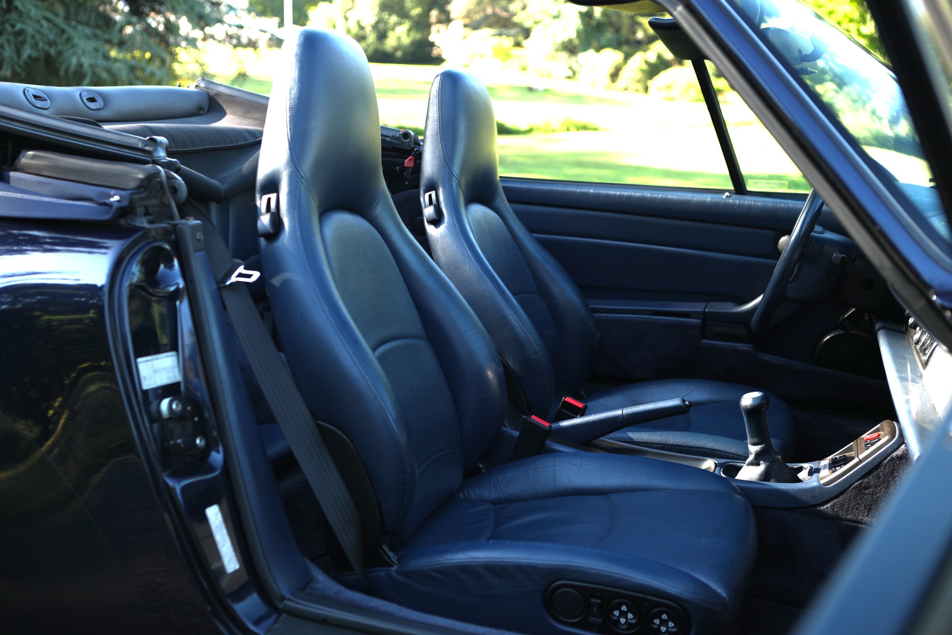 PORSCHE 911 Carrera 4 993 CabrioFifty Midnight Blue-image-9