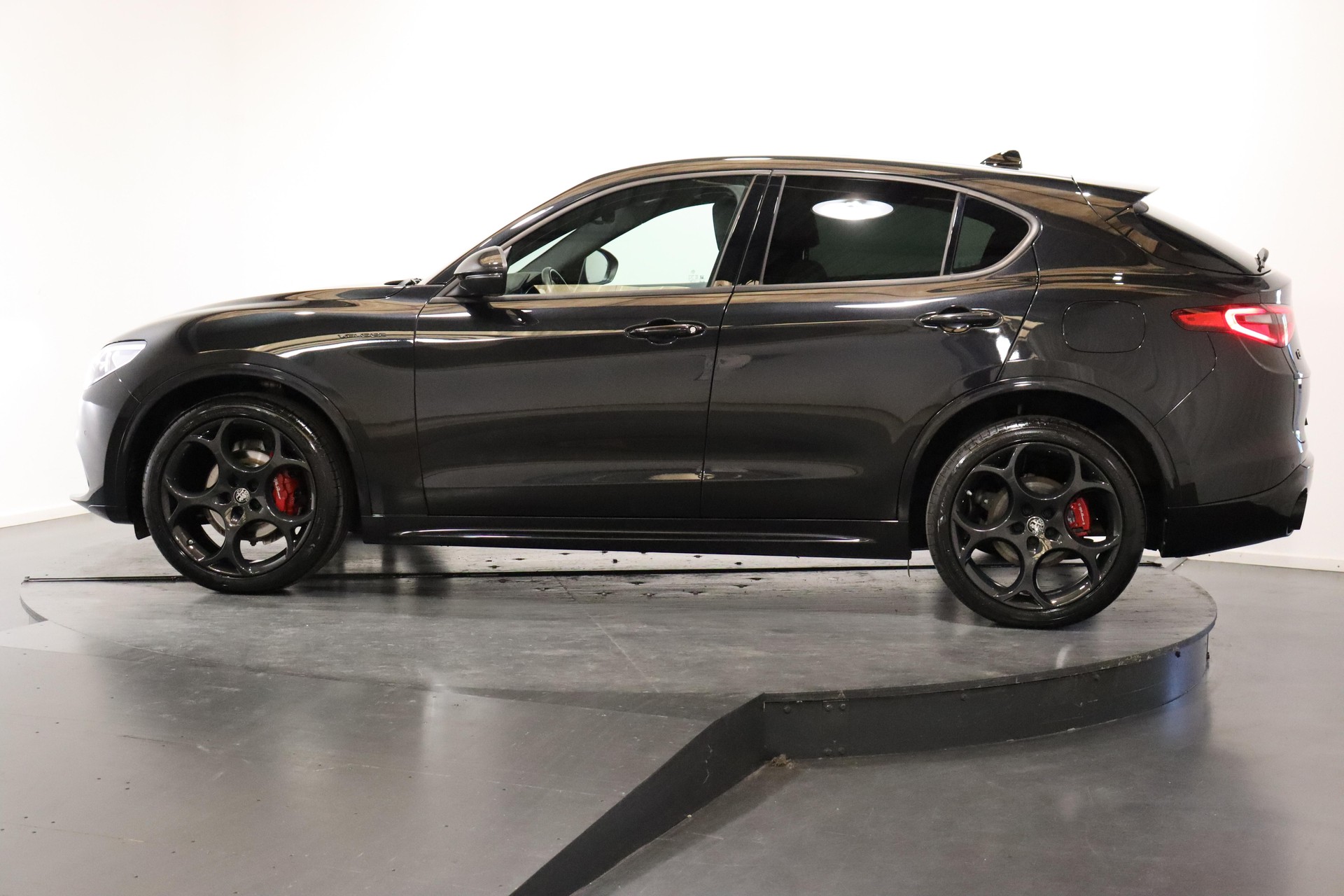 ALFA ROMEO Stelvio 2.0 Q4 280 Veloce-image-1
