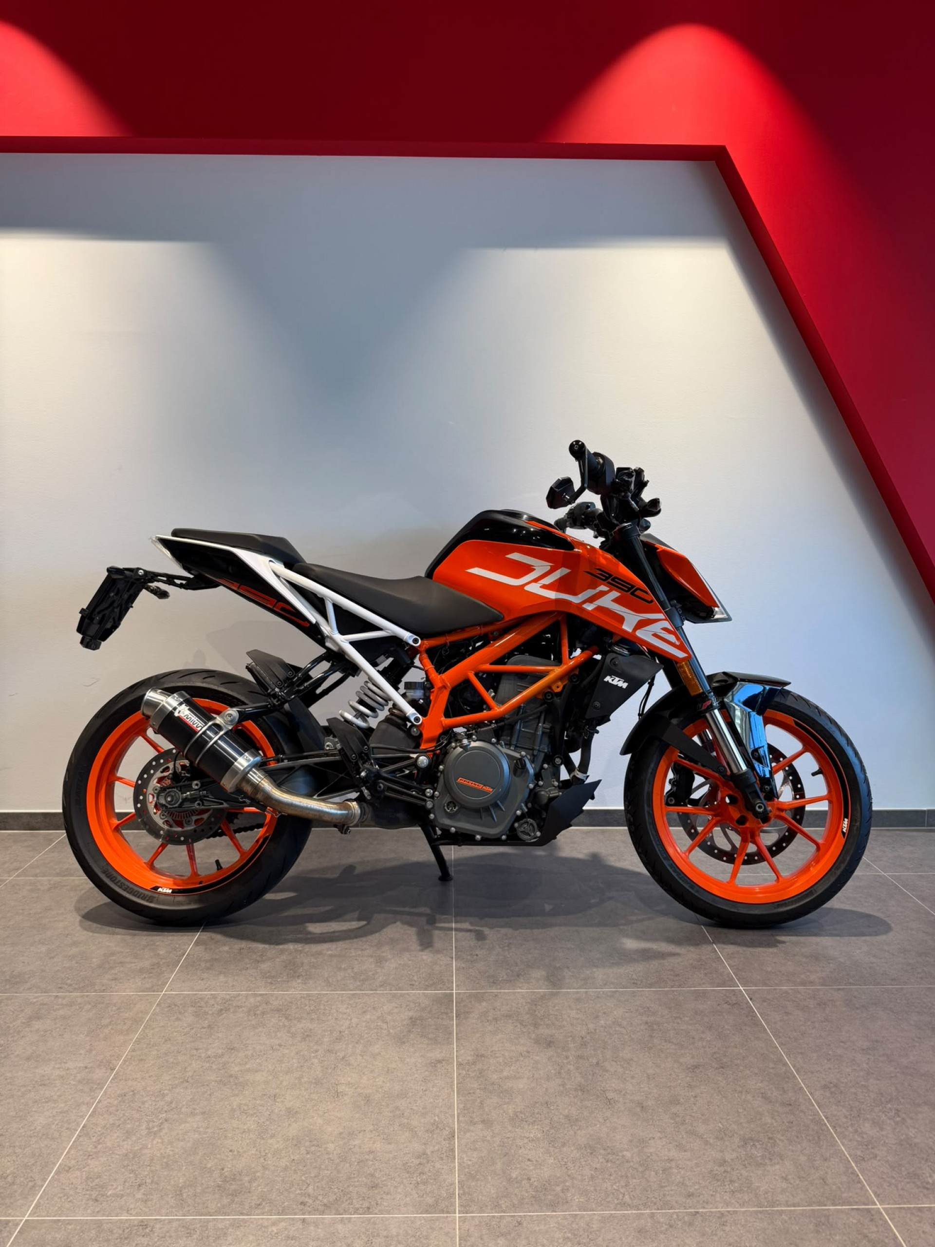 KTM 390 Duke-showroom-element-2