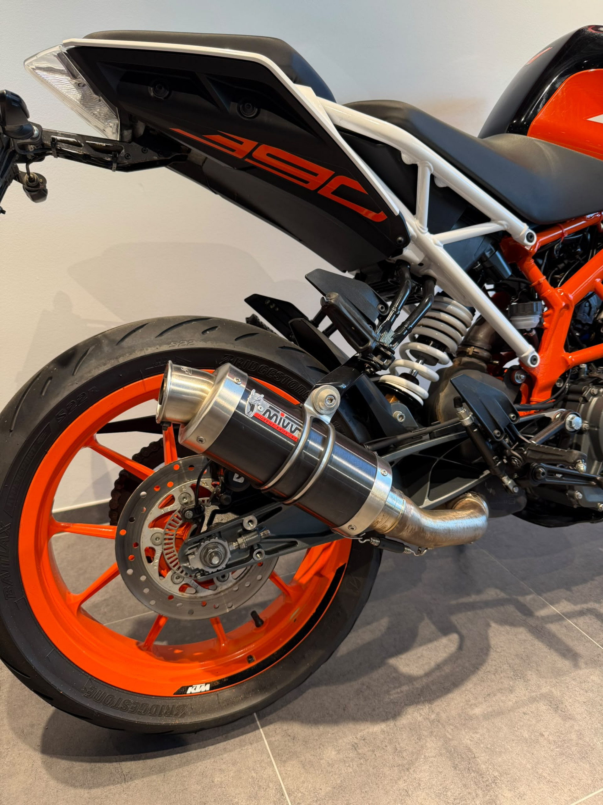 KTM 390 Duke-showroom-element-3