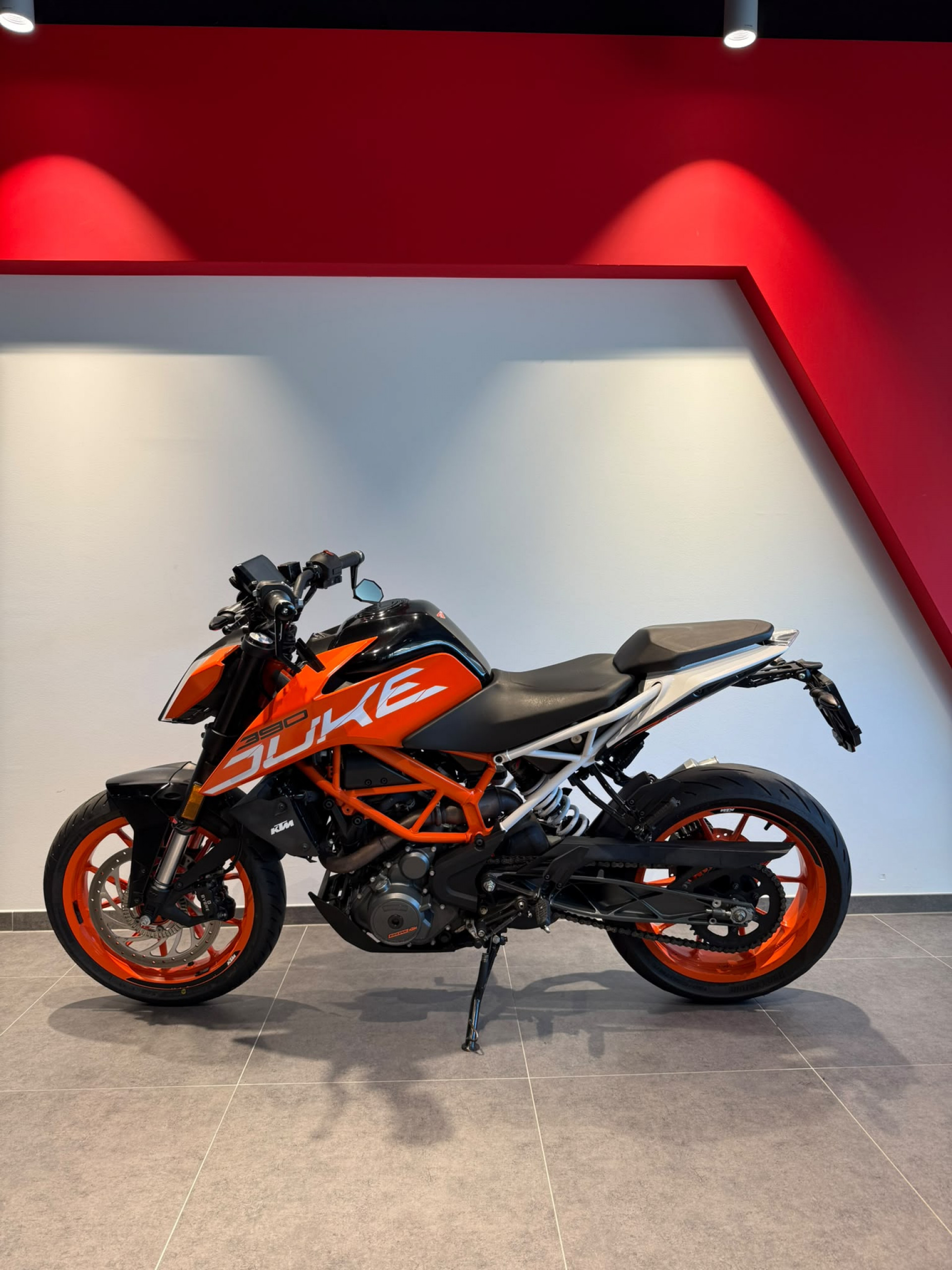 KTM 390 Duke-showroom-element-1