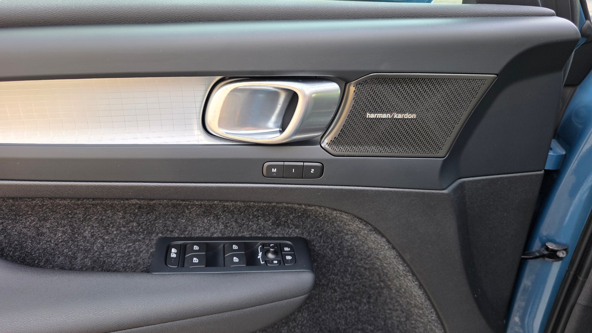 VOLVO XC40 T4 PHEV Plus Bright DCT-image-12