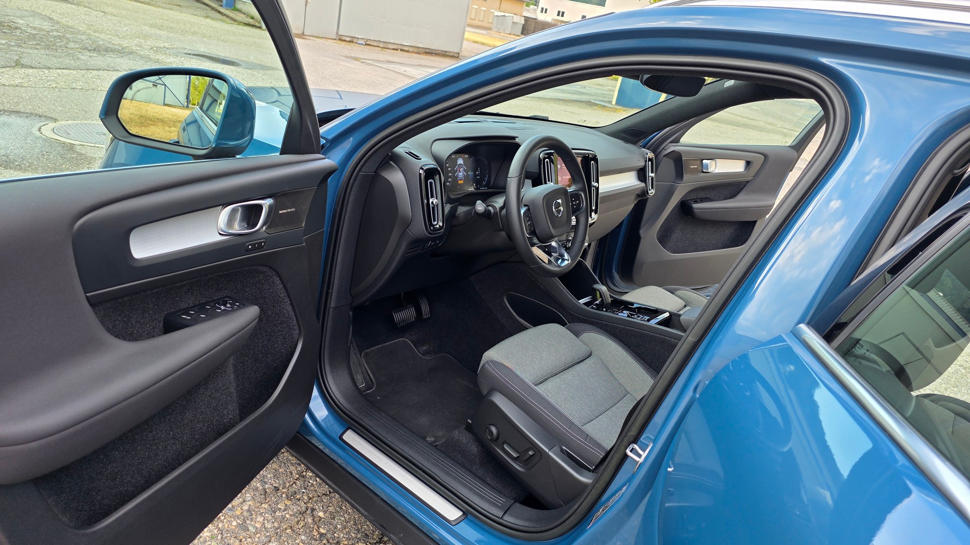 VOLVO XC40 T4 PHEV Plus Bright DCT-image-5