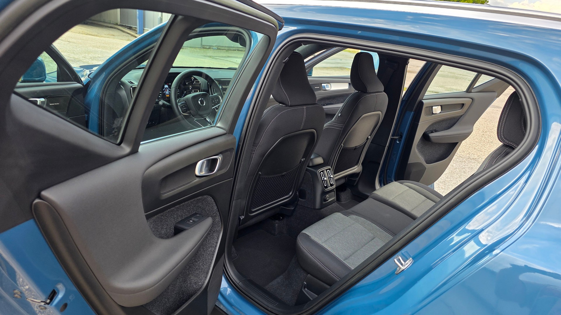 VOLVO XC40 T4 PHEV Plus Bright DCT-image-4
