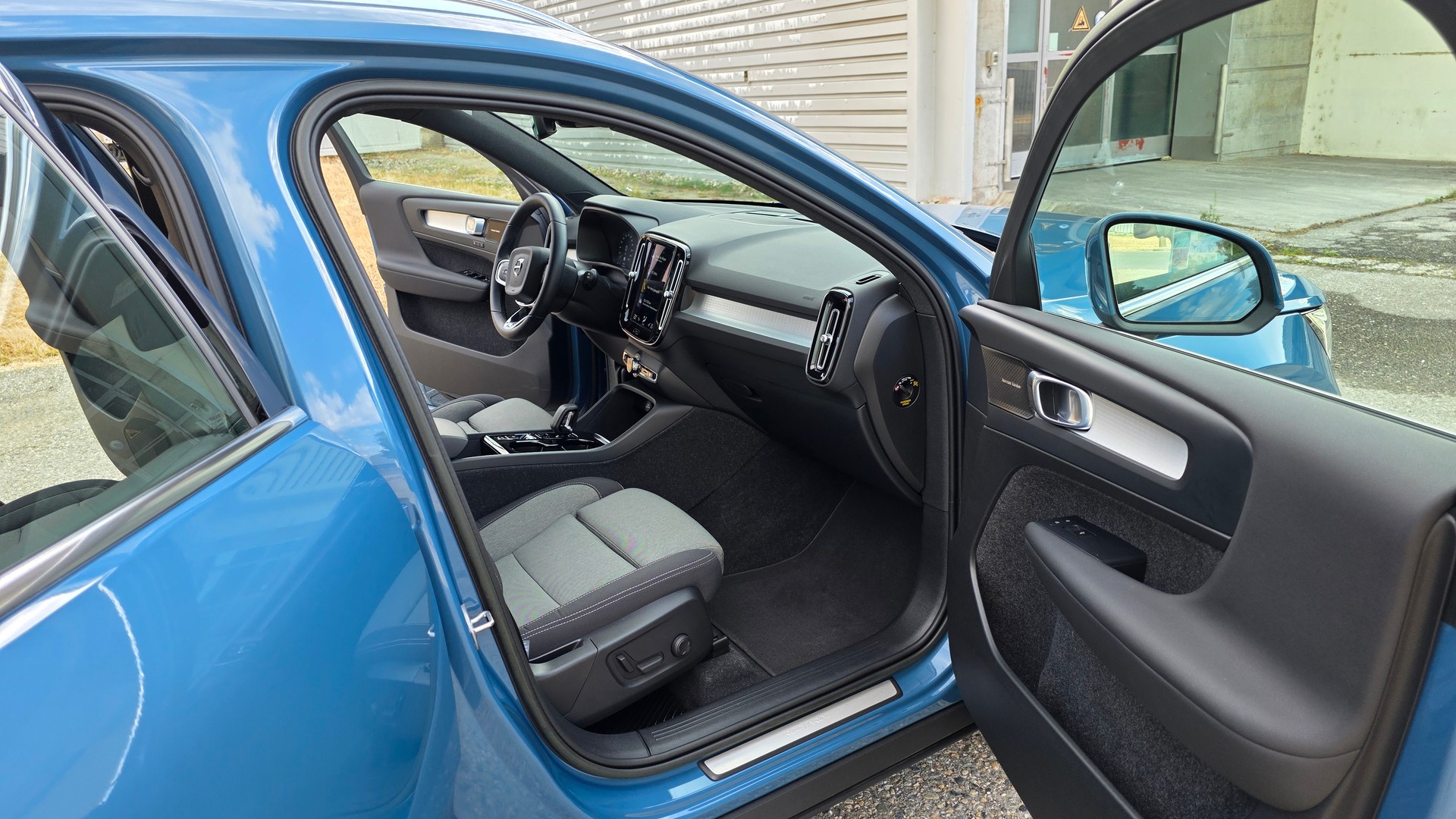 VOLVO XC40 T4 PHEV Plus Bright DCT-image-6