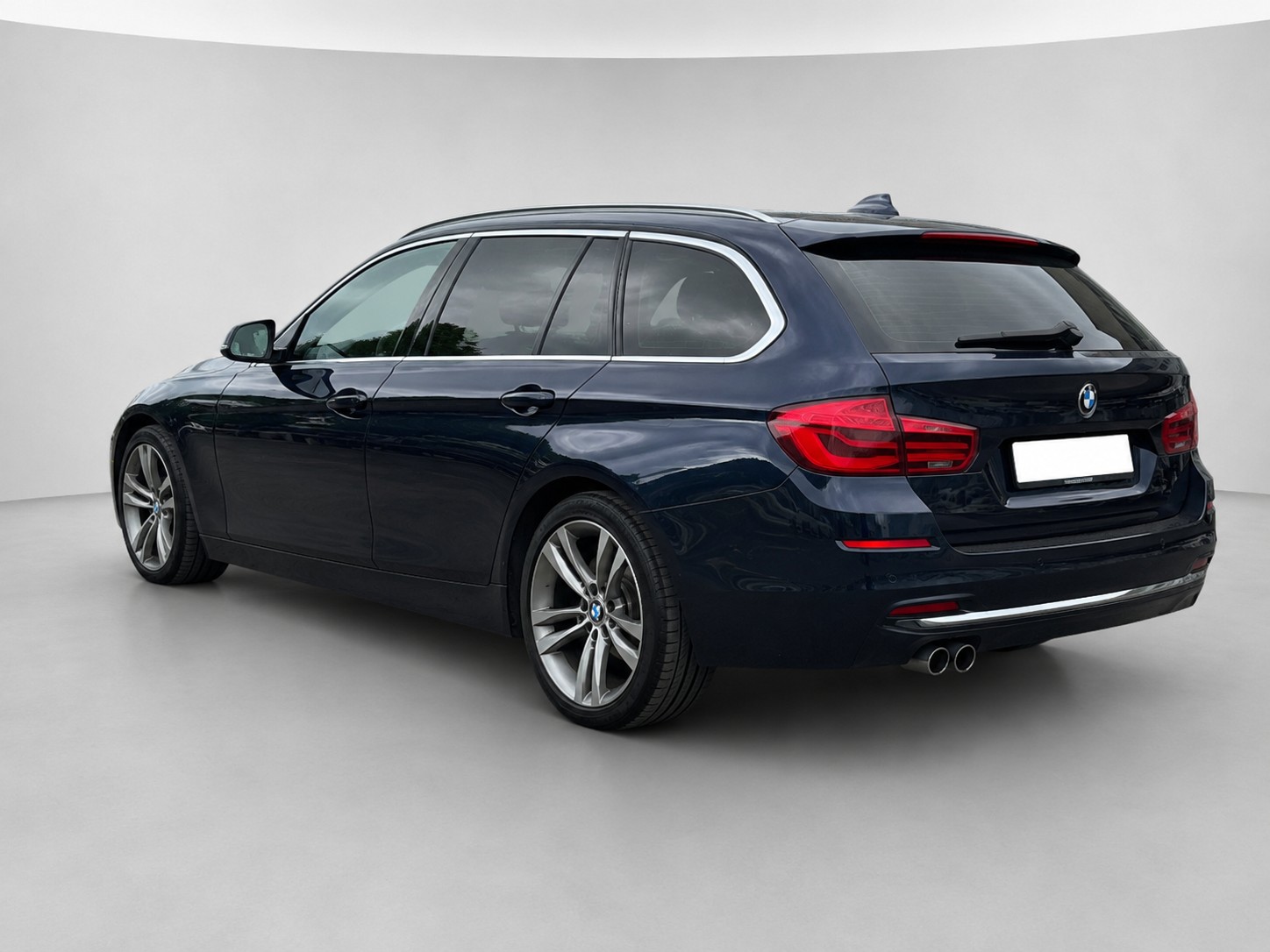 BMW 330i xDrive-image-2
