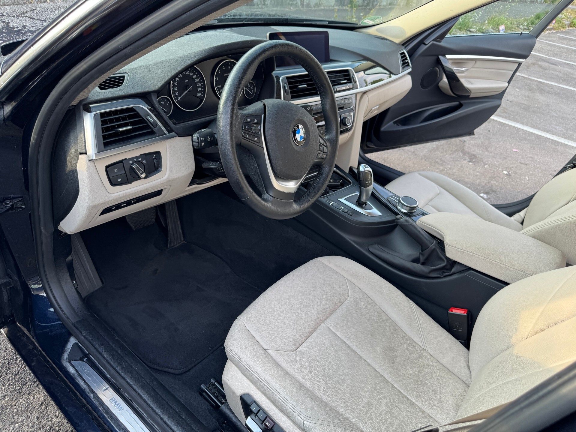 BMW 330i xDrive-image-3