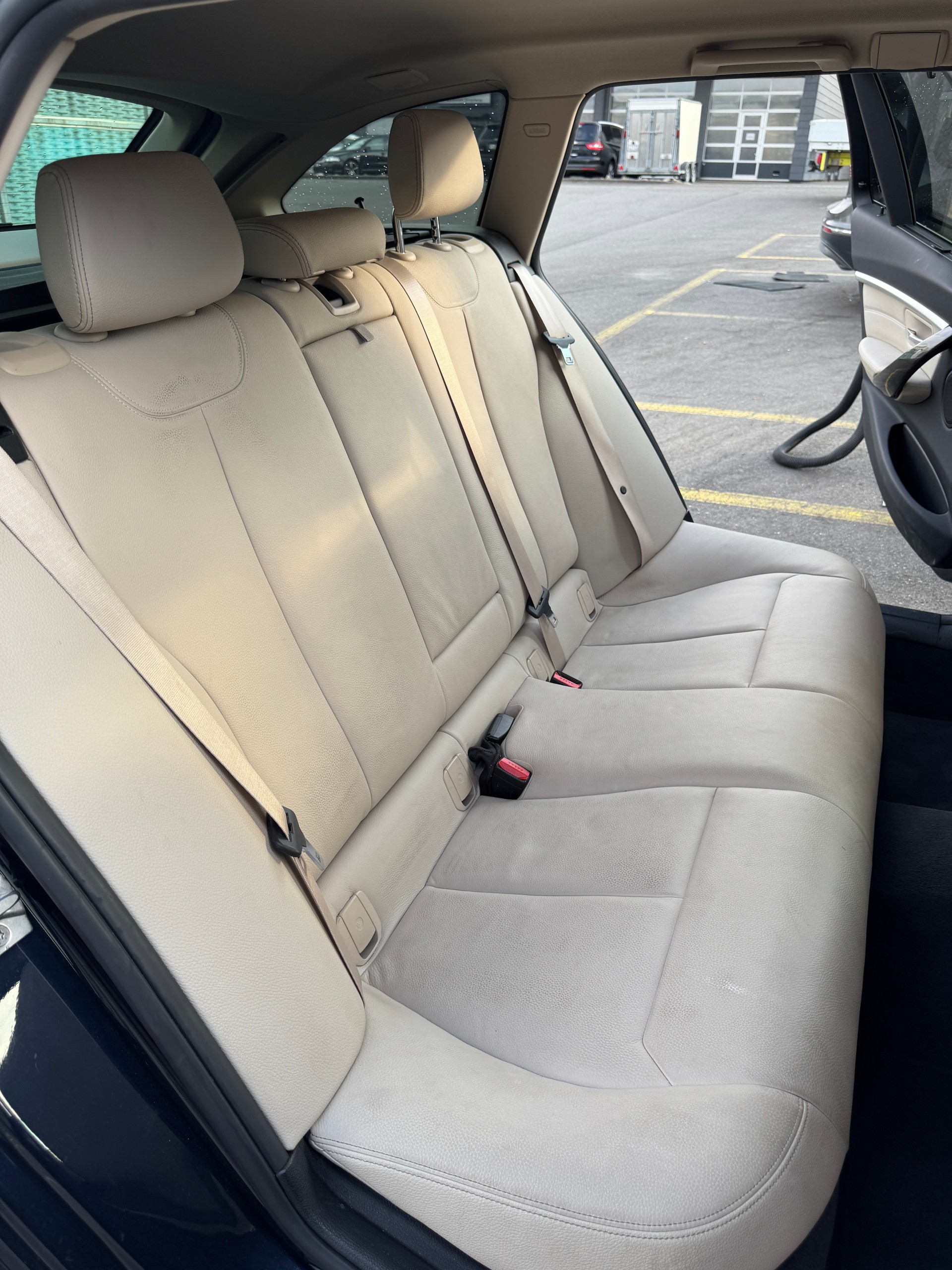 BMW 330i xDrive-image-4