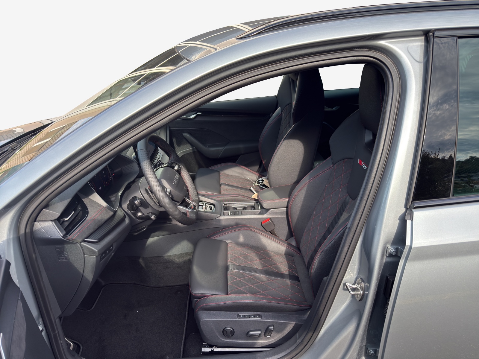 SKODA Octavia Combi 2.0 TSI DSG RS 30 Years Edition-image-6