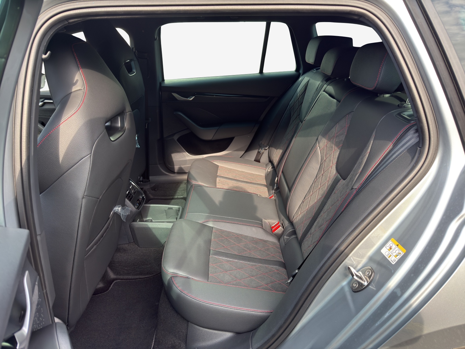 SKODA Octavia Combi 2.0 TSI DSG RS 30 Years Edition-image-9