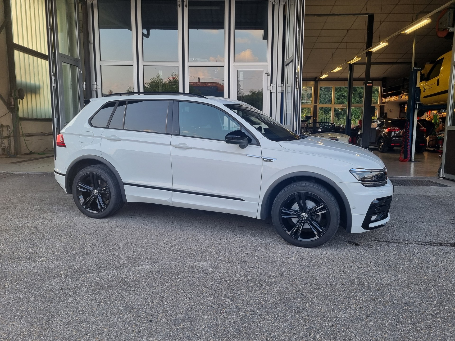 VW Tiguan 2.0 TDI SCR Highline 4Motion DSG-image-2