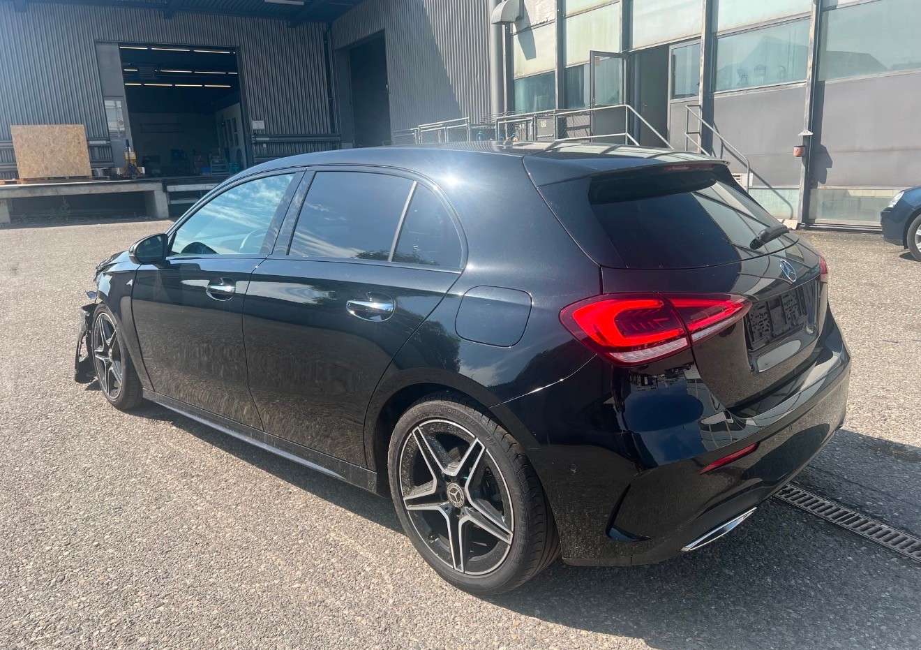 MERCEDES-BENZ A 180 AMG Line 7G-DCT-image-5