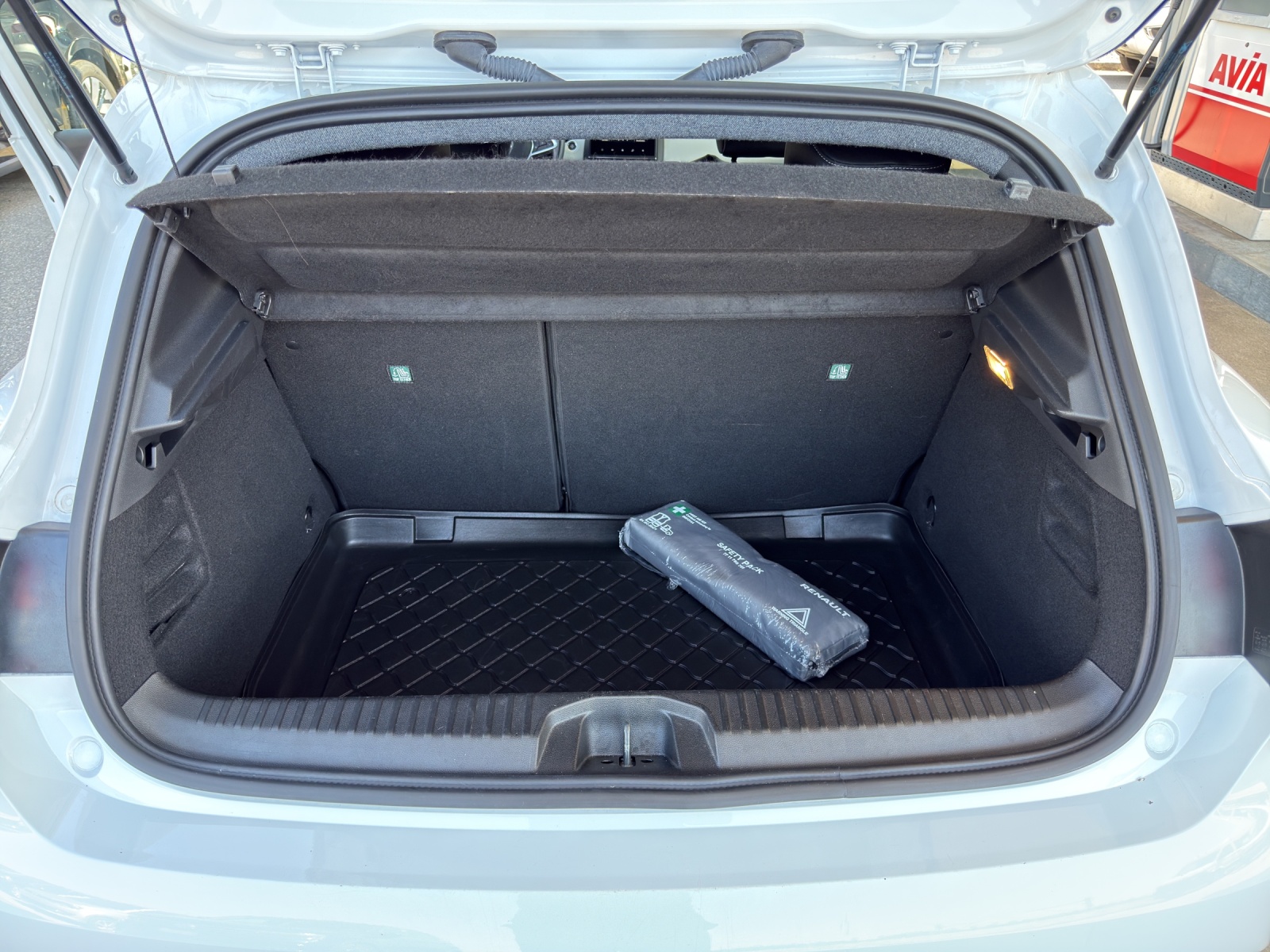 RENAULT Clio 1.6 E-Tech Techno-image-11
