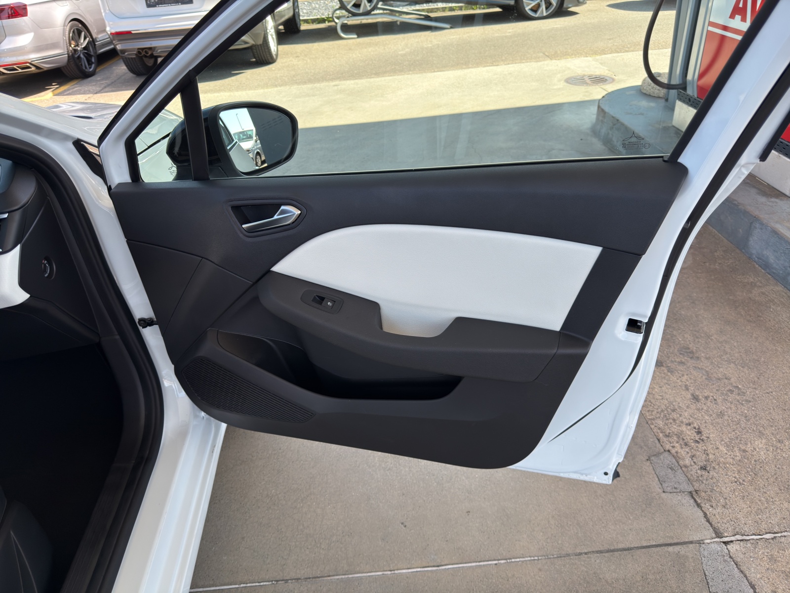 RENAULT Clio 1.6 E-Tech Techno-image-12