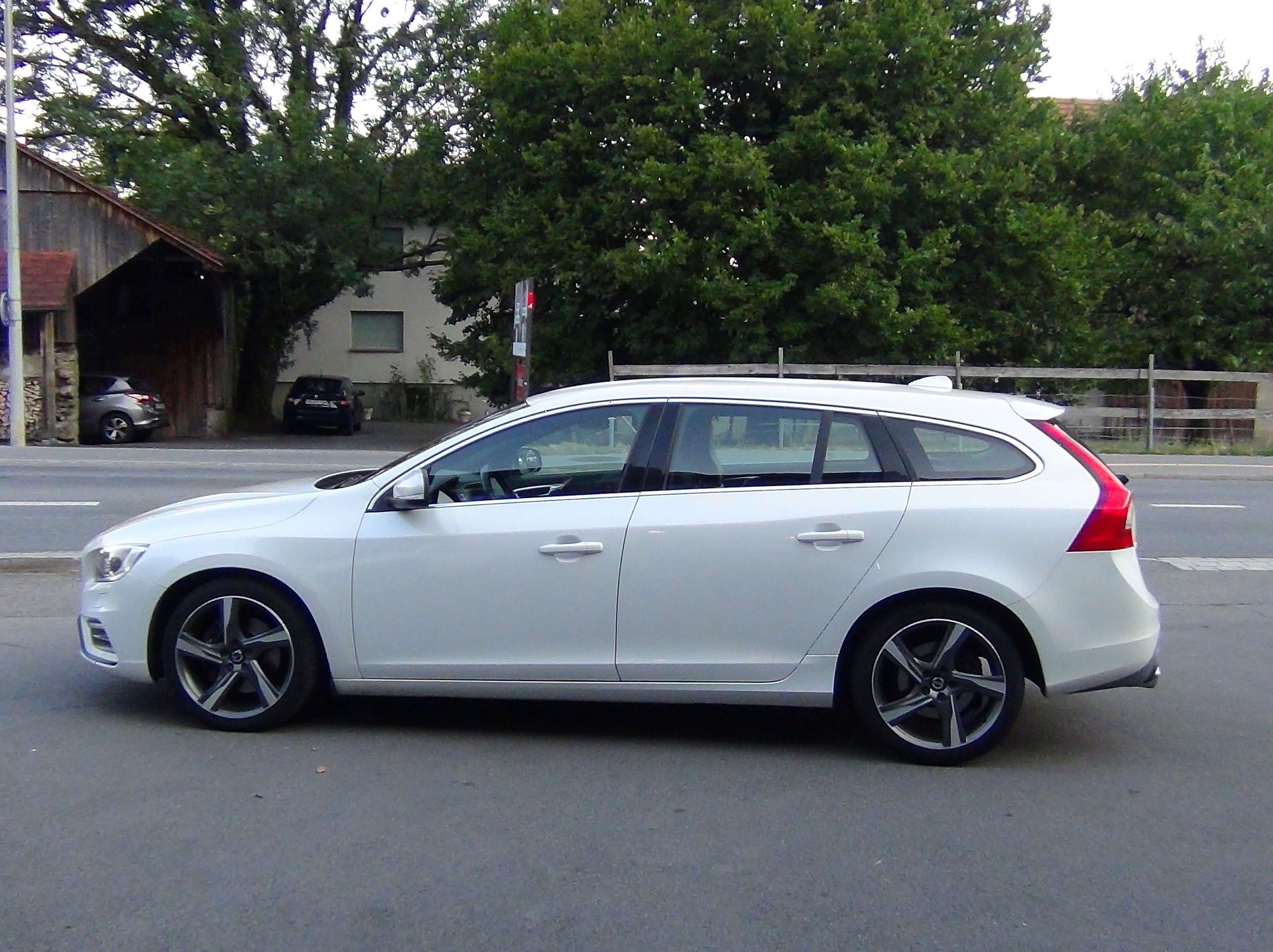 VOLVO V60 D4 AWD Momentum R-Design Geartronic-image-5