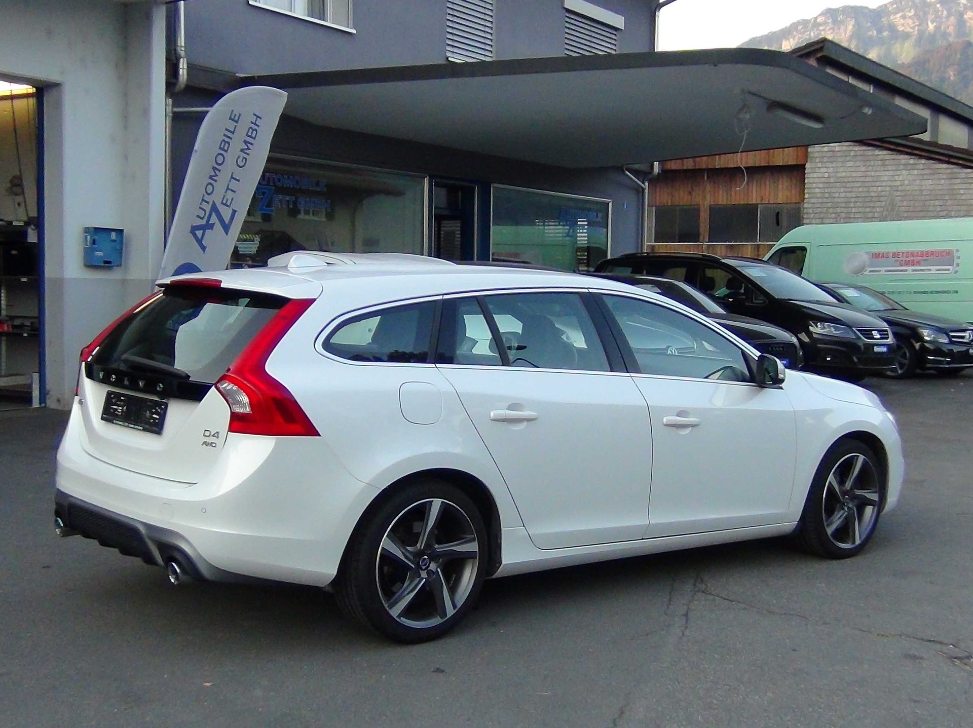 VOLVO V60 D4 AWD Momentum R-Design Geartronic-image-2