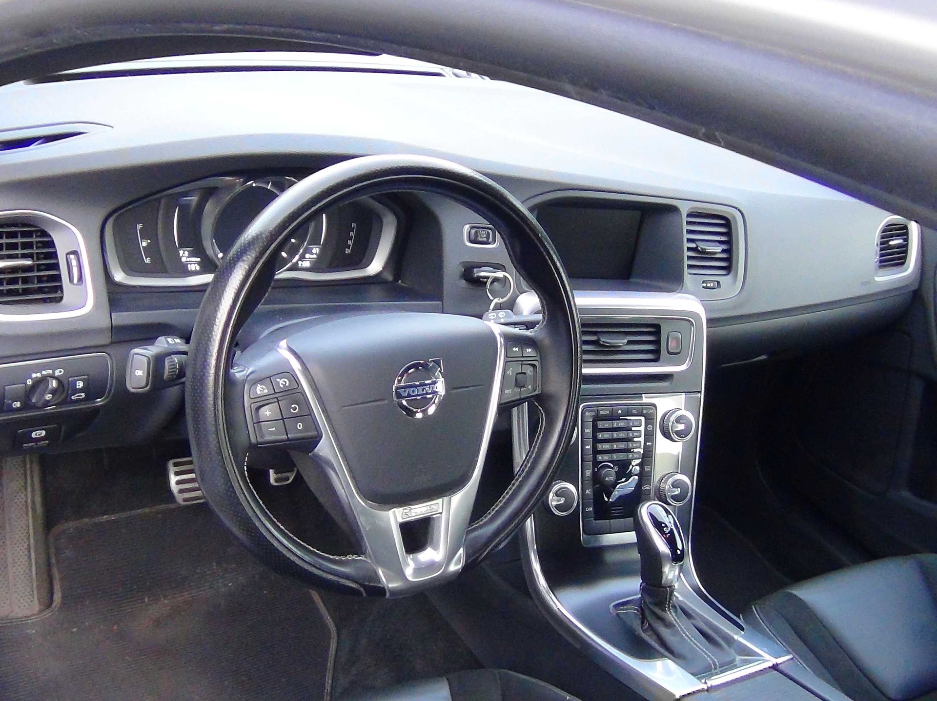 VOLVO V60 D4 AWD Momentum R-Design Geartronic-image-7