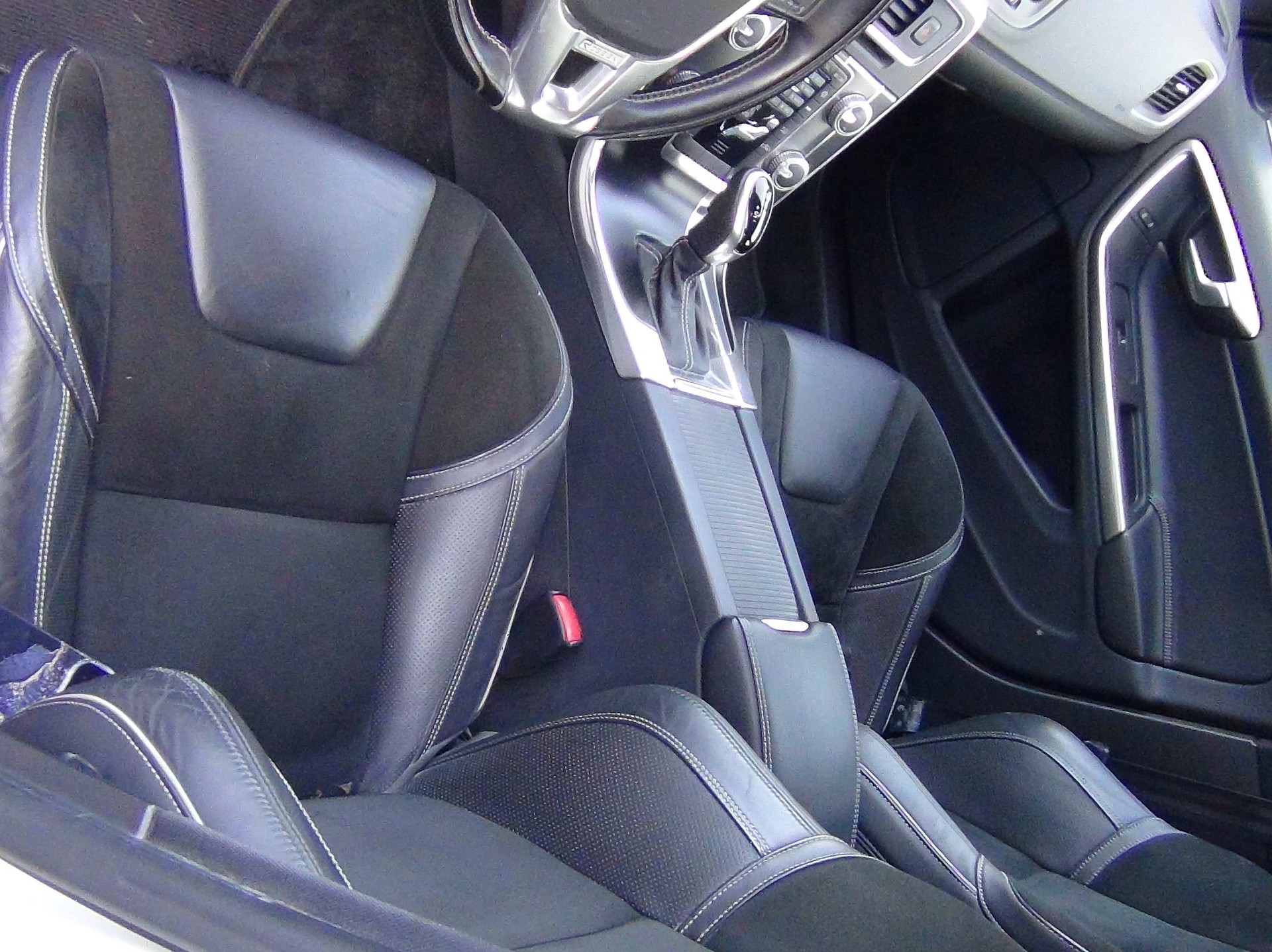 VOLVO V60 D4 AWD Momentum R-Design Geartronic-image-6