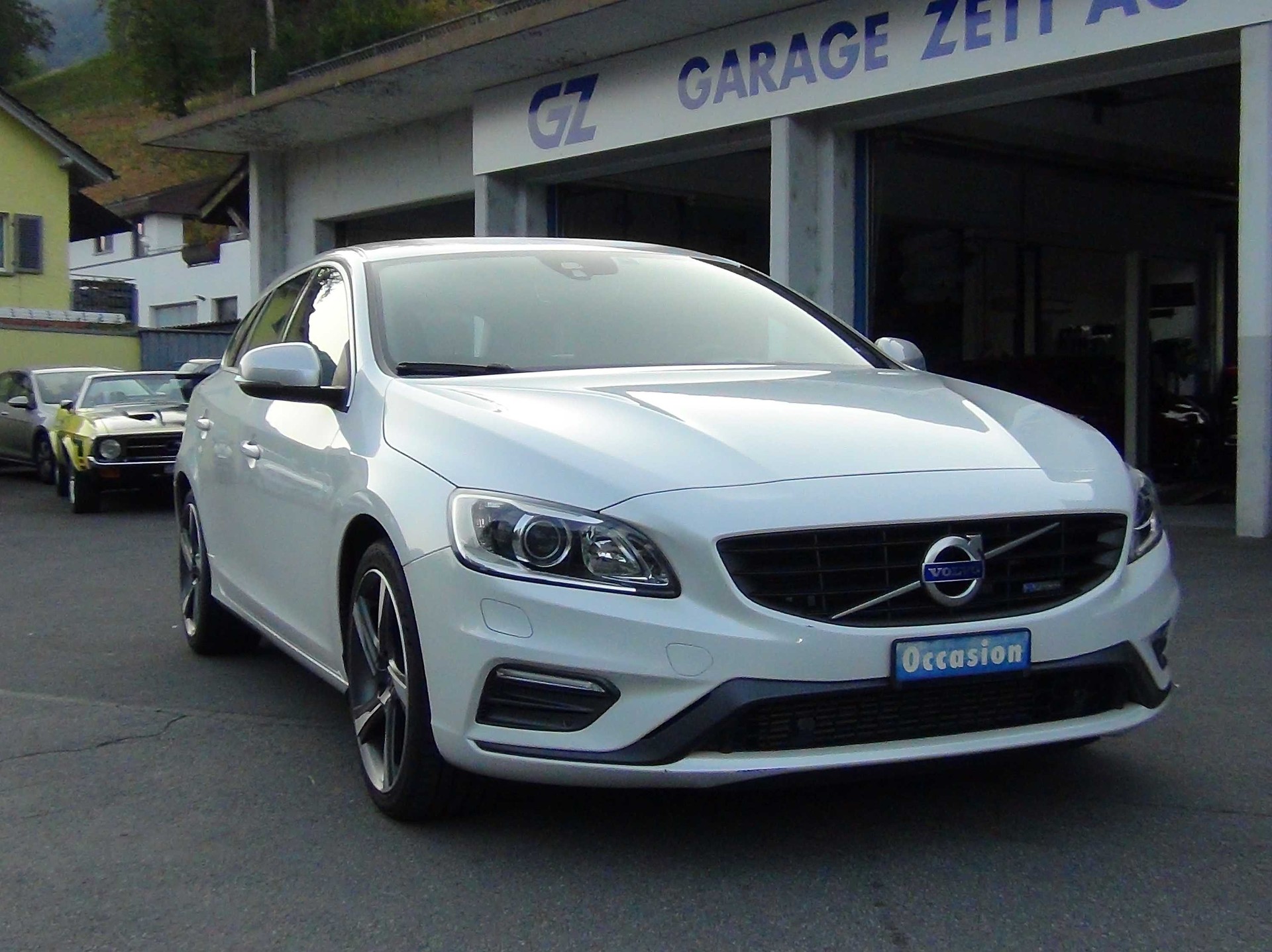 VOLVO V60 D4 AWD Momentum R-Design Geartronic-image-1