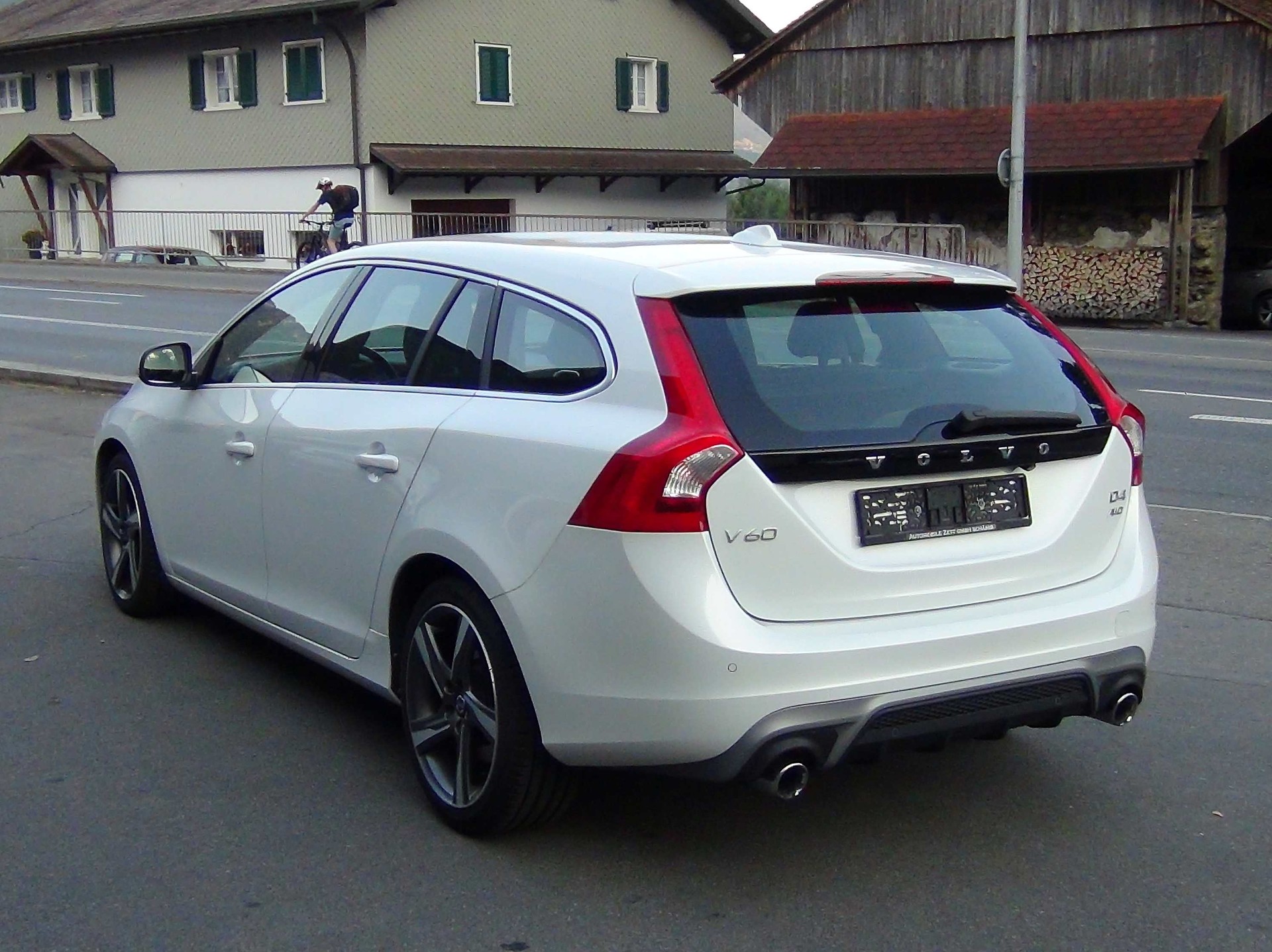VOLVO V60 D4 AWD Momentum R-Design Geartronic-image-4