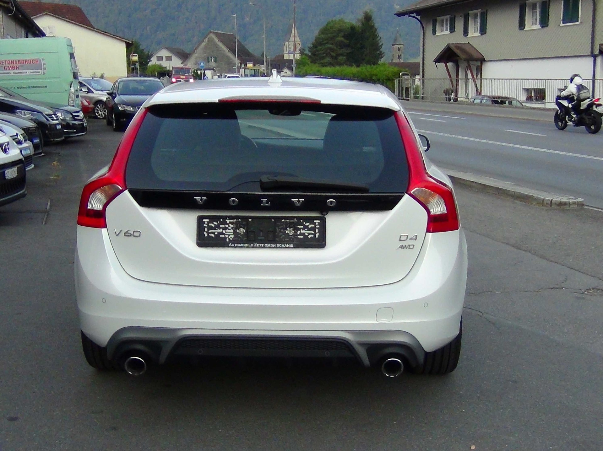 VOLVO V60 D4 AWD Momentum R-Design Geartronic-image-3