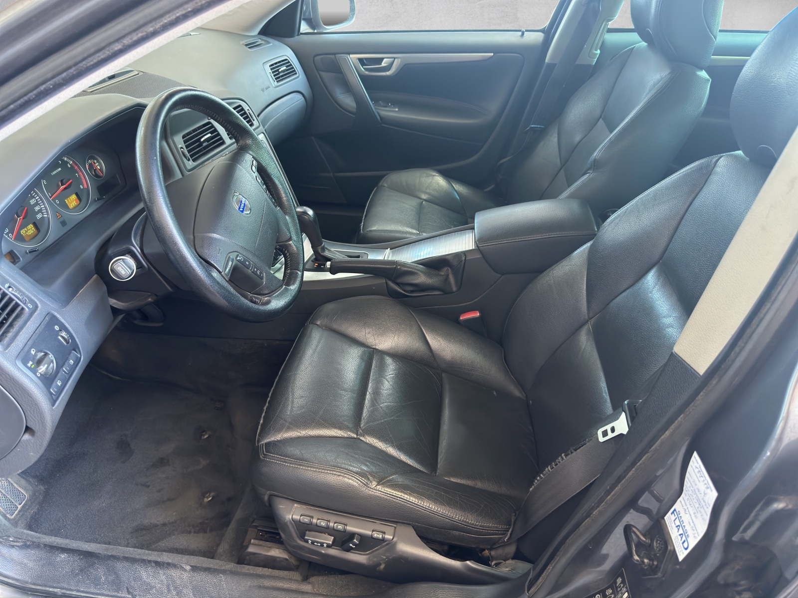 VOLVO V70 2.4 Summum-image-8